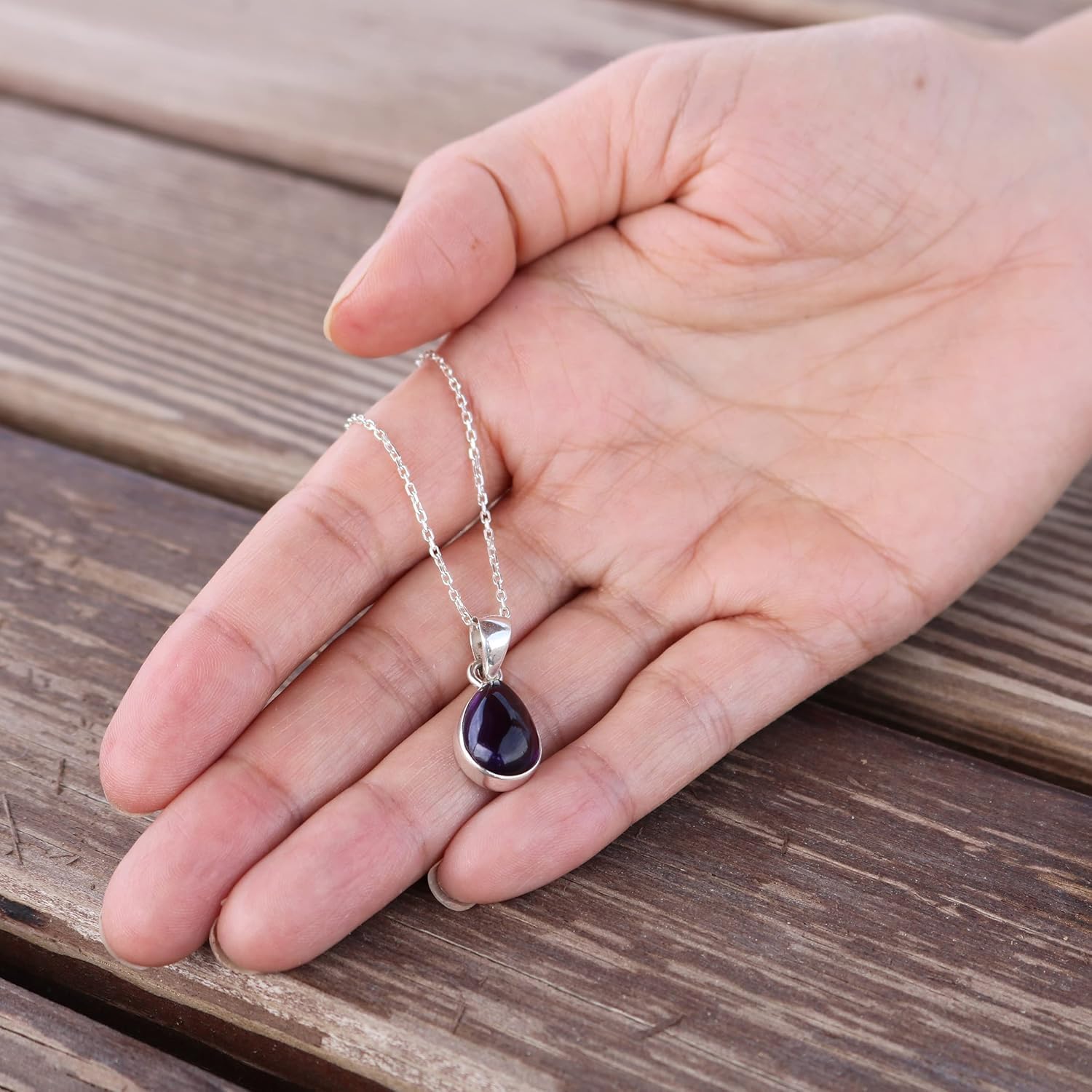 Silberne Halskette mit natürlichem lila Amethyst – Handgefertigter, winziger Tropfenanhänger – 40+5 cm Kette für Damen