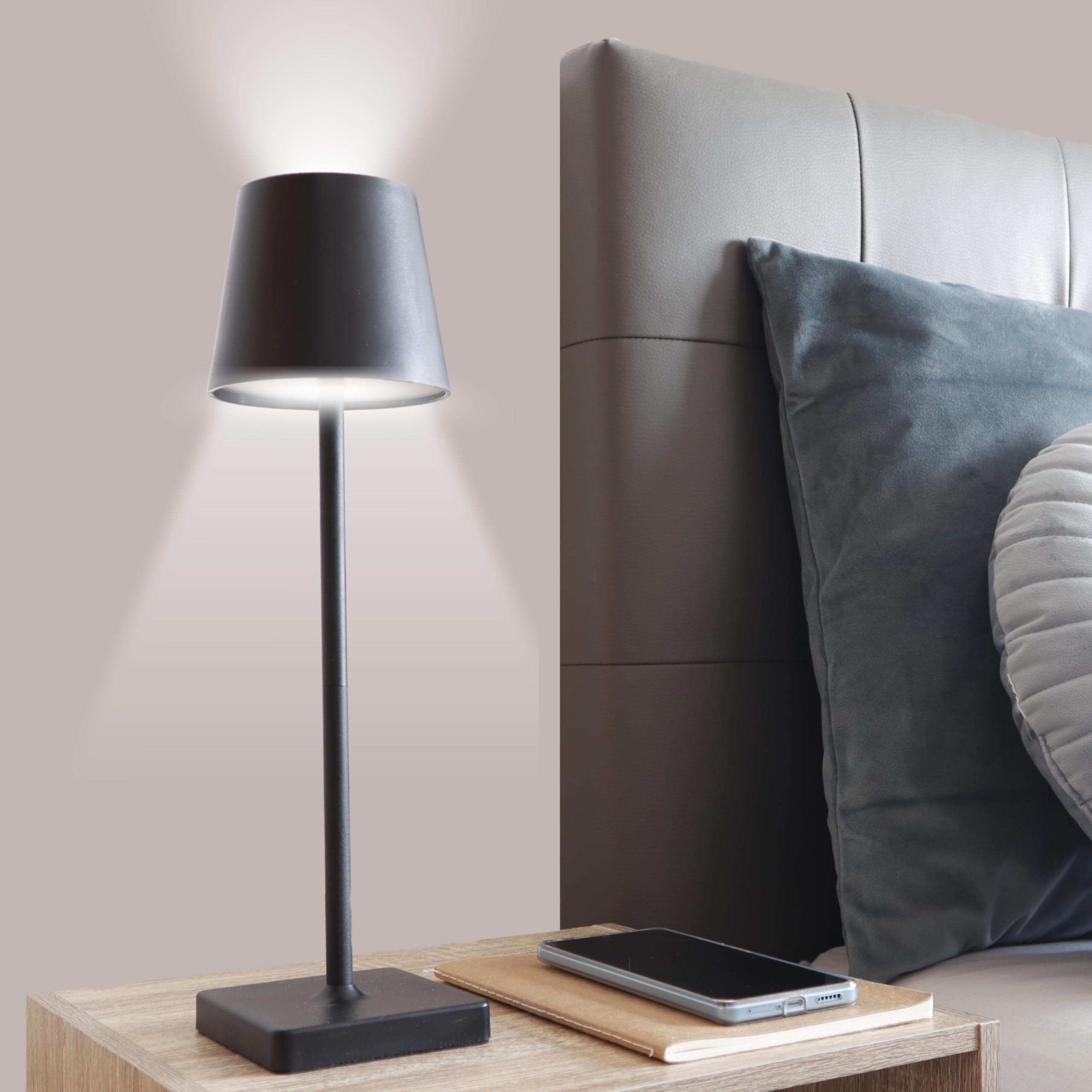 Lampara de Mesa LED Inalámbrica, Lampara Recargable Portátil y Ajustable a Dos Alturas, Control Táctil, Regulable a 3 Modos de Luz, Resistente al Agua IP54 para Interior, Exterior y Mesita de Noche