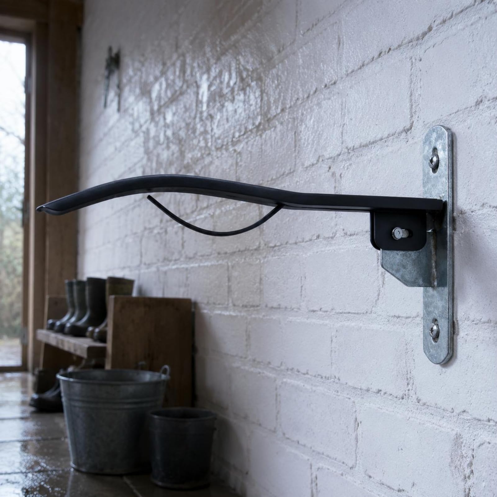 Porta Sella da Parete Rack Staffa Appendisella Struttura in Metallo Braccio Curvo Pieghevole Installazione Resistente Adatto per Stalle Manutenzione Ambienti Equestri Soluzione Salvaspazio