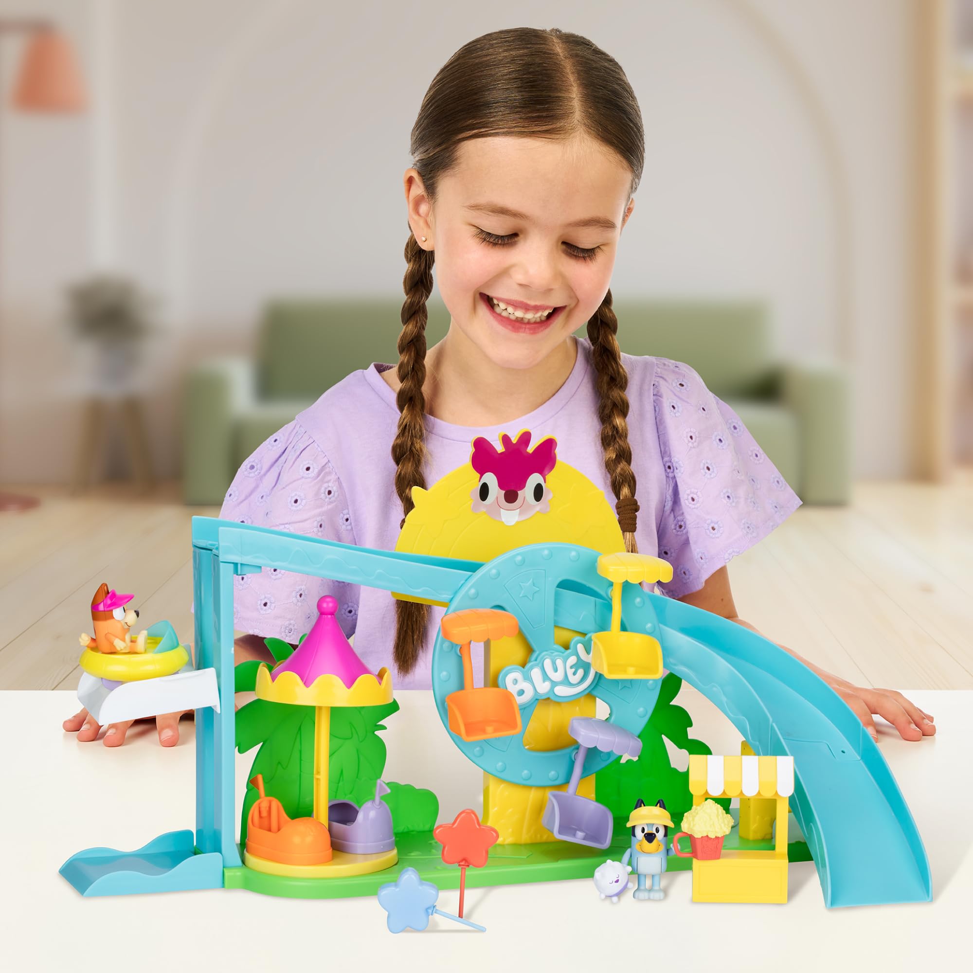 Bluey - Theme Park, Parque Temático, Parque Acuático con 2 Toboganes y Accesorios, Incluye Figurita Bingo, Puesto de Piruletas y Más, Famosa (BLY84000)
