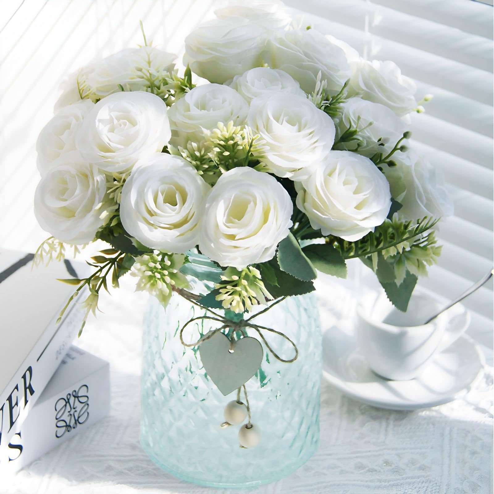 Flores falsas con jarrón, 18 rosas sintéticas, flores artificiales para decoración del hogar, centro de mesa de interior para sala de estar y mesa de comedor (blanco) 2