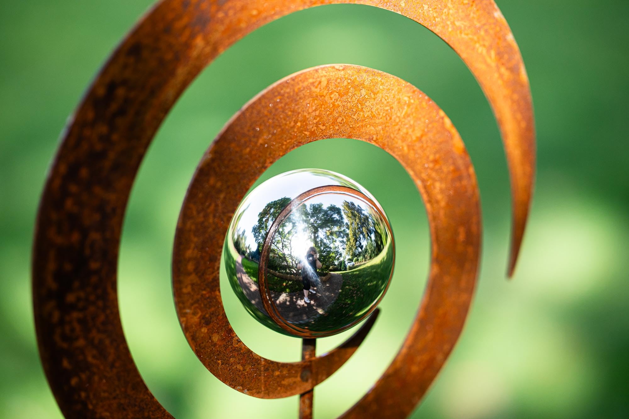 Bornhöft Gartenstecker Blume Metall Gartendeko Rost Edelrost rostiger Beetstecker 110cm Deko Rostfigur für den Garten mit Edelstahl Kugel (Kreisel Edelstahl)