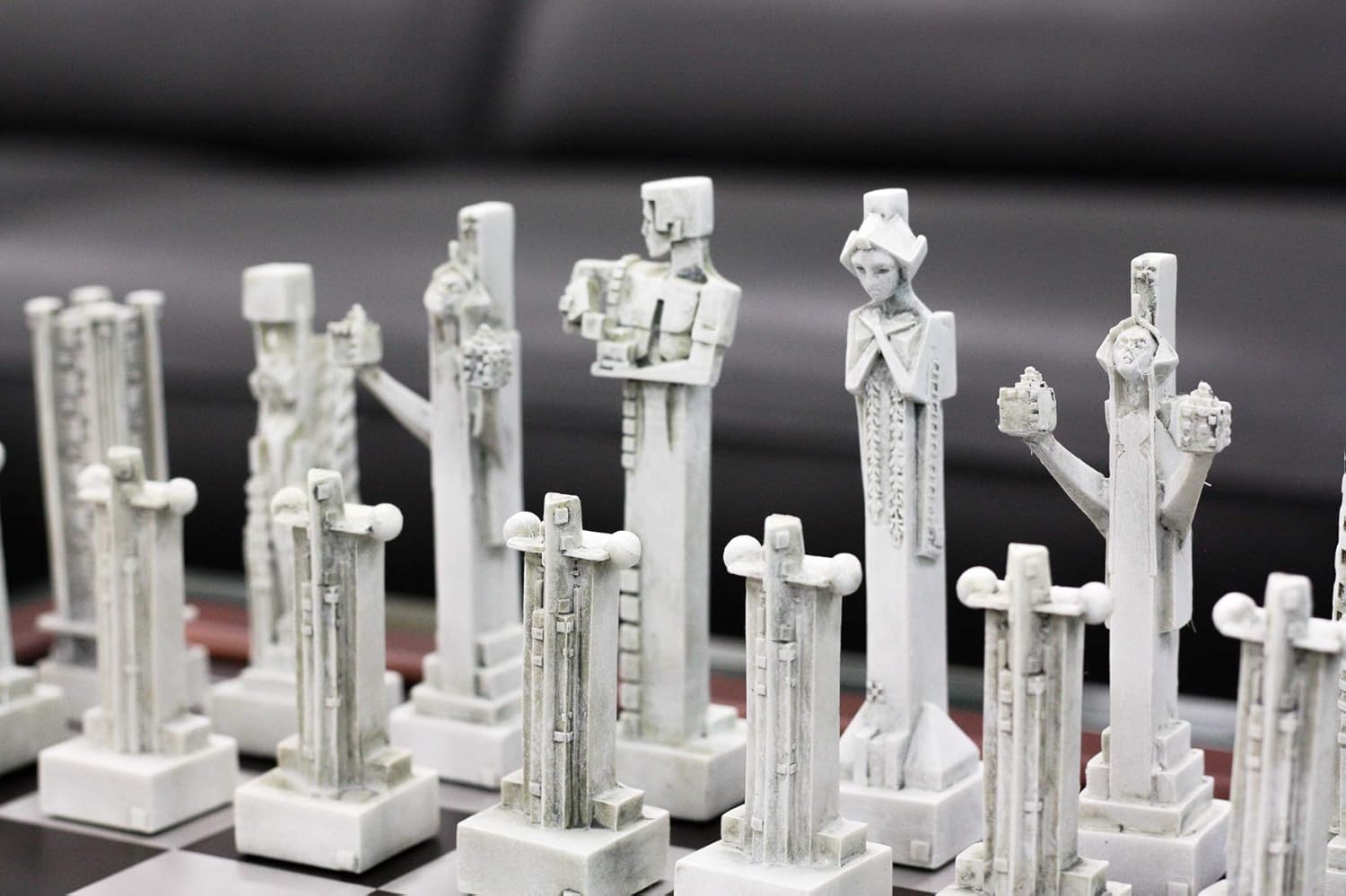 Amazon Co Jp Ebros Gift フランク ロイド ライト アーキテクチャー ミッドウェイ ガーデン コンプレックス 収集価値あり ホワイトとブラック 幾何学模様 スプライト チェス駒セット 5インチの高さのスプライトピースのフィギュア付き おもちゃ