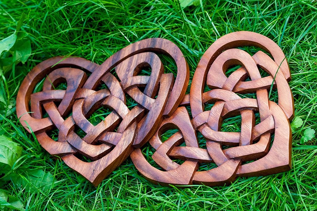 Windalf Keltischer Herz Knoten aus Holz – Celtic Knot Herz Wanddeko – Handgefertigte Deko im Mittelalter Stil – Geschenk für Liebe & Verbundenheit