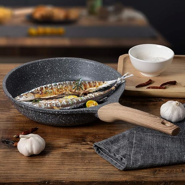 Visiter la boutique ZUOFENG ZUOFENG Poêle à Frire Antiadhésive 20CM, Casseroles en Pierre, Revêtement de Granit, Poêle à Omelette Casseroles. (Gris, 20CM) in use