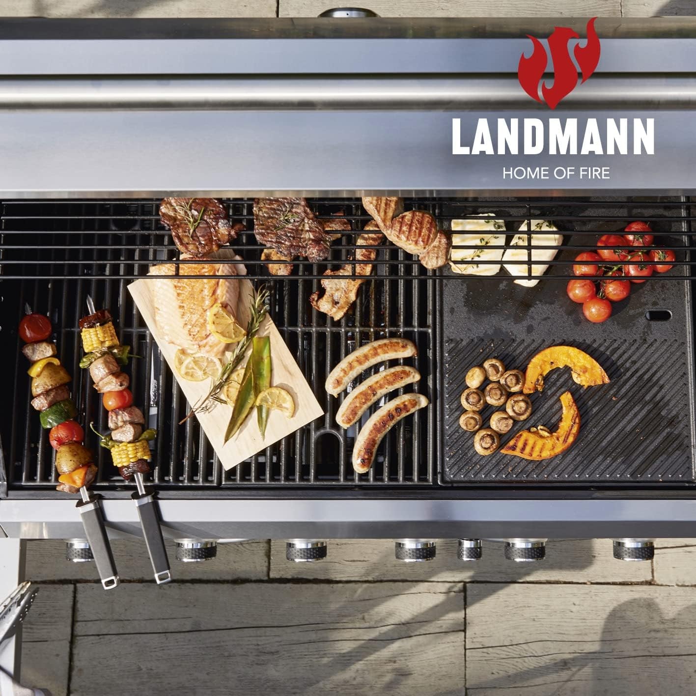 De dalt a baix view of various foods grilling on the LANDMANN Rexon cook PTS 6.1 Gas Grill