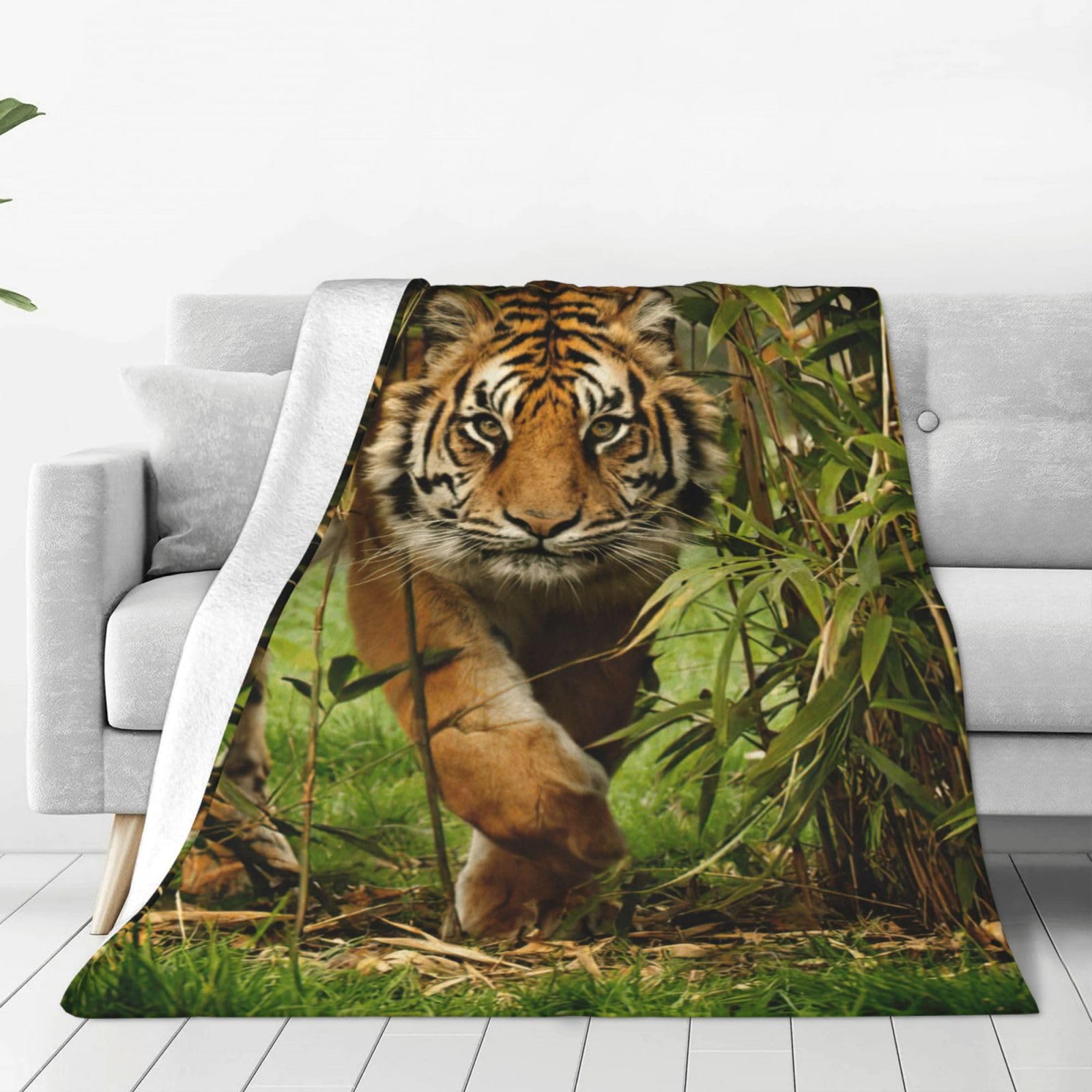 Couverture polaire tigre pour cocooning sur le canapé du salon