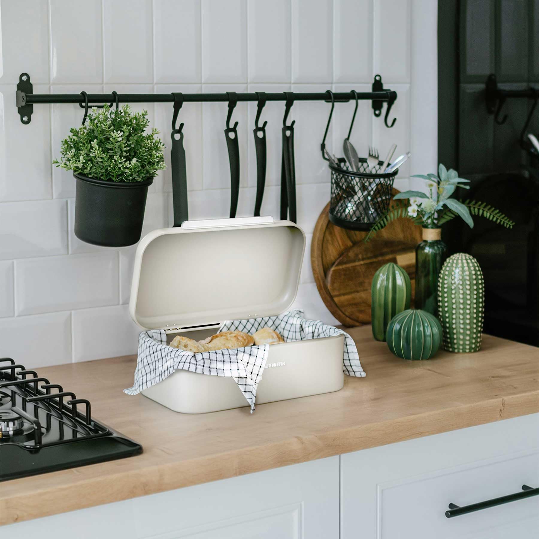 Design-Brotkasten PANOVA - Der Klassiker unter den Brotkasten - schwere, hochwertige Qualität - Korpus, Griff und Scharniere aus Metall - besonders langlebig - modernes Design - beige