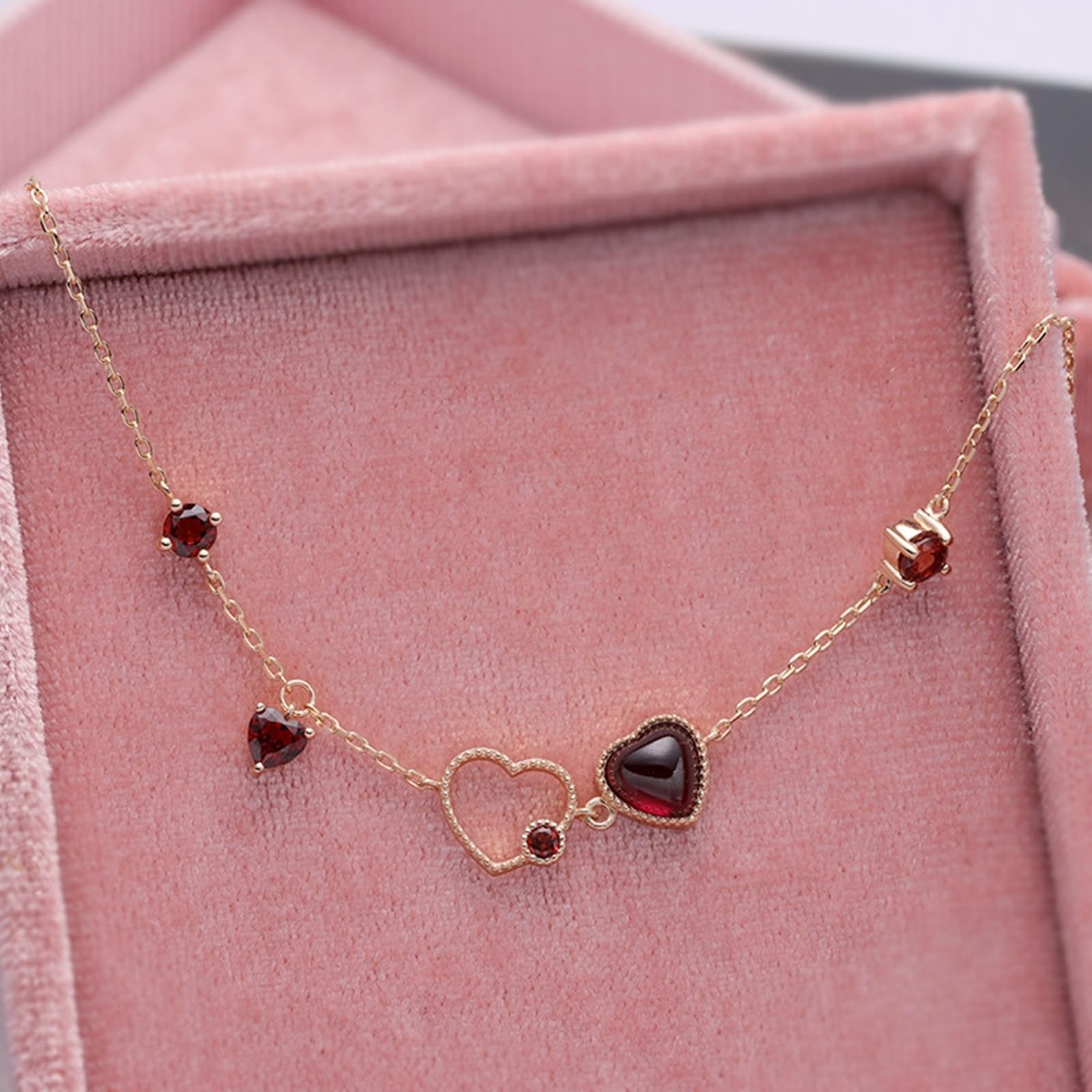 Au375 - Bracciale in oro giallo 9 carati, con cuore rosso granato e cuore, 23 cm