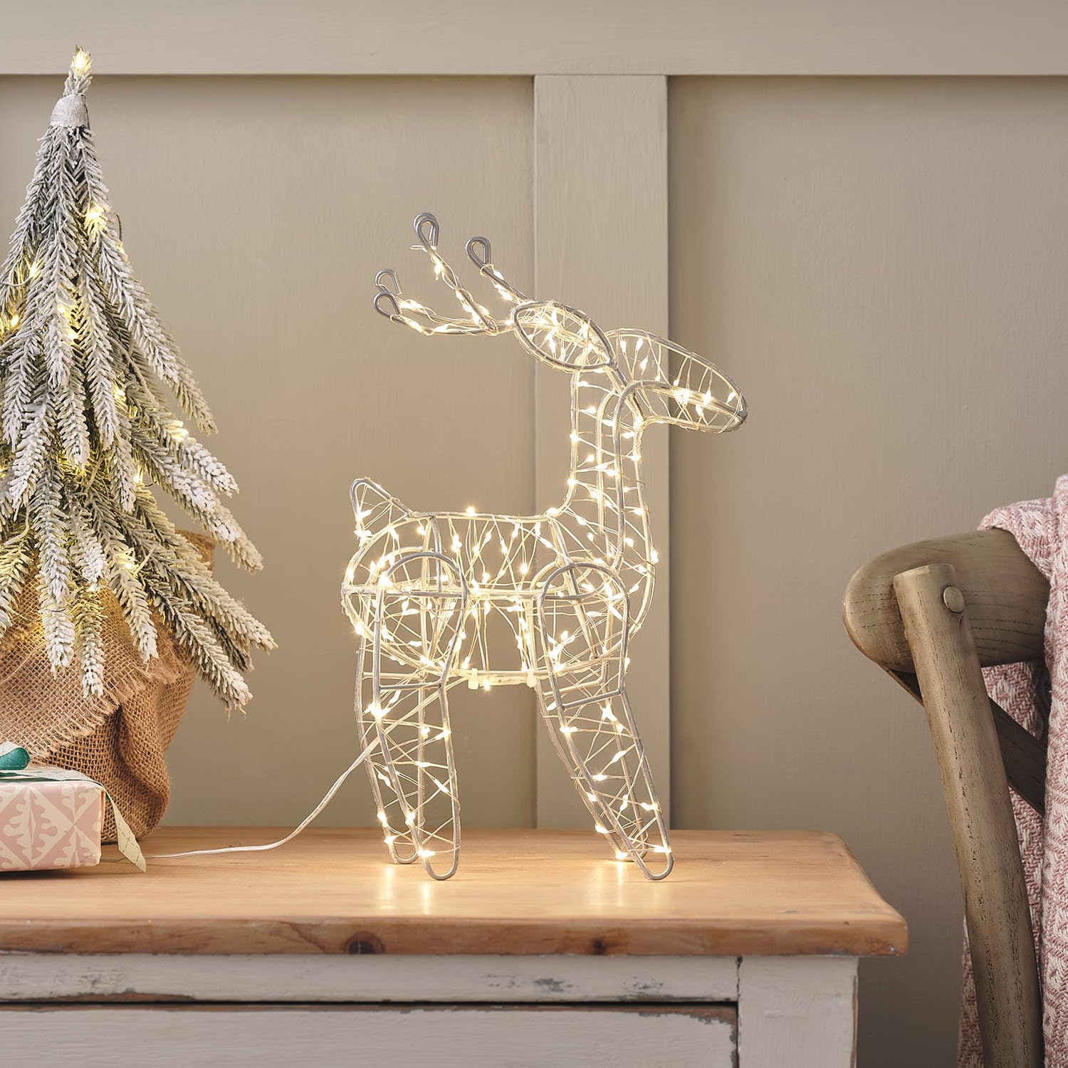 Lights4fun Reno Iluminado de 31 cm con 160 Micro LED Blancos Cálidos a Pilas con Temporizador Figura Navideña Decoración de Navidad para Interiores