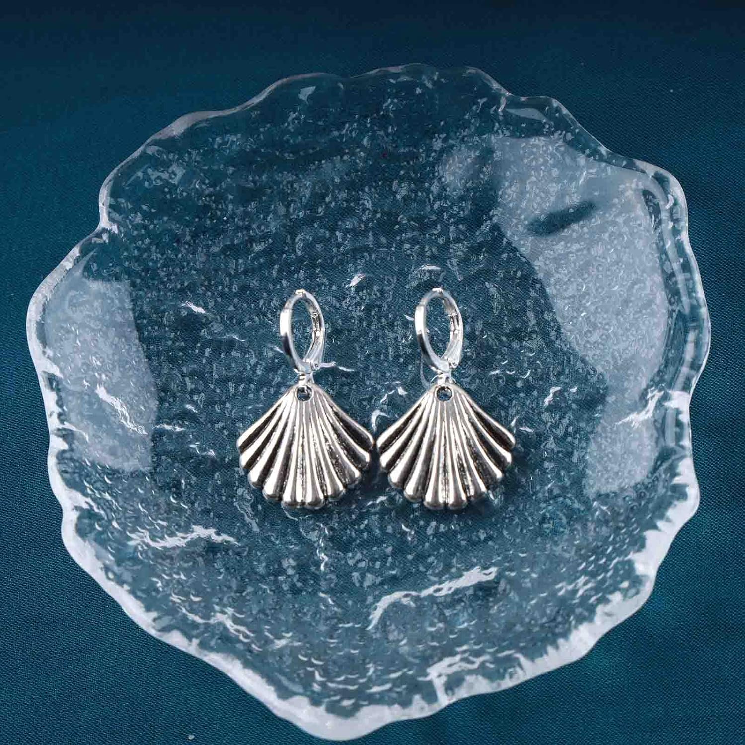 Boho Shell Scallop Hoop Earrings Scallop Dangle huggie Earrings Retro shell drop Earrings Gold Sea Shell Earrings Jewelry for Women and Girls - Image 5