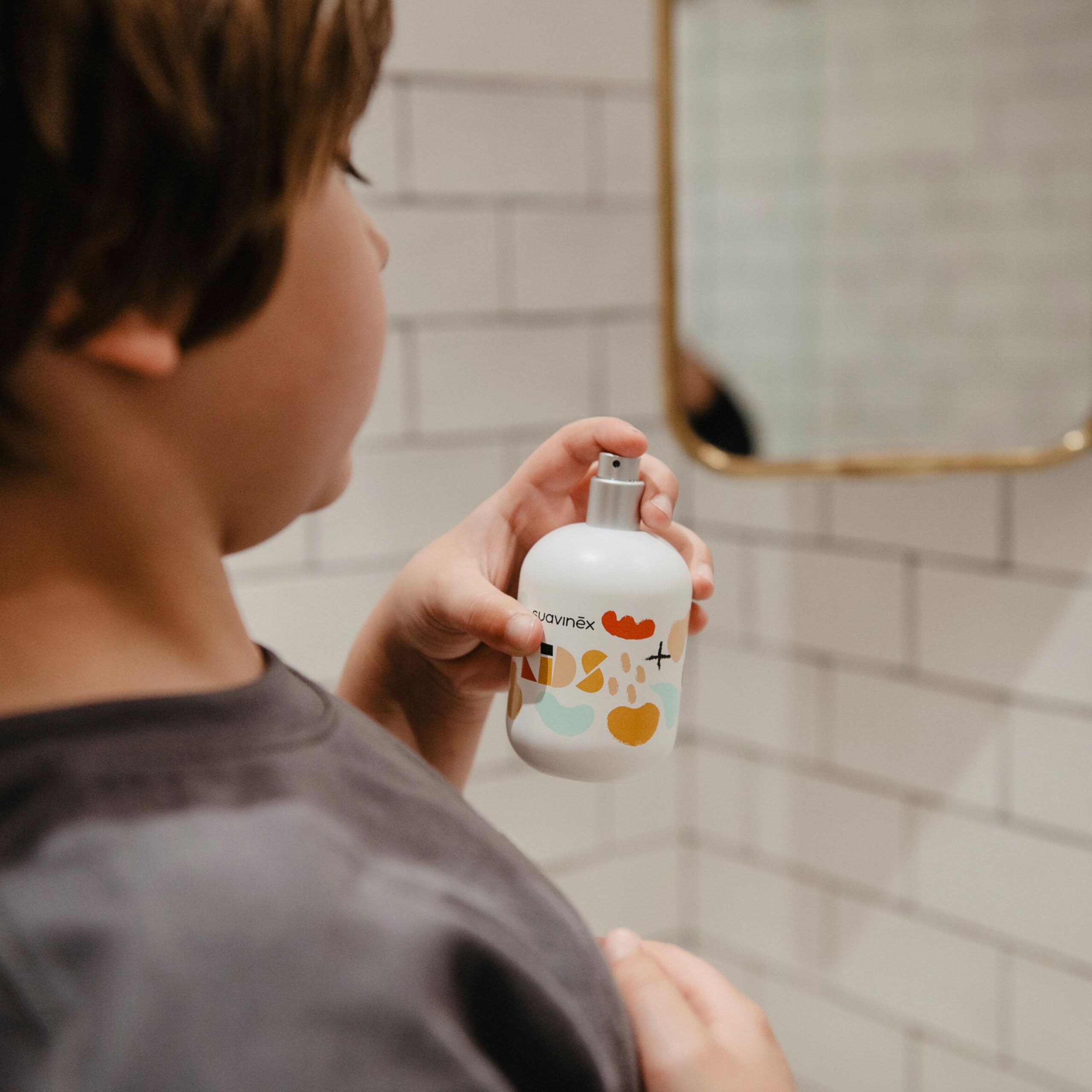 Suavinex, Colonia per Ragazzi e Ragazze Suavinex Kids, Acqua di Colonia per Bambini, da 3 a 10 Anni, Aroma Fruttato e Divertente, Dermatologicamente Testata, con Spray, 100 ml