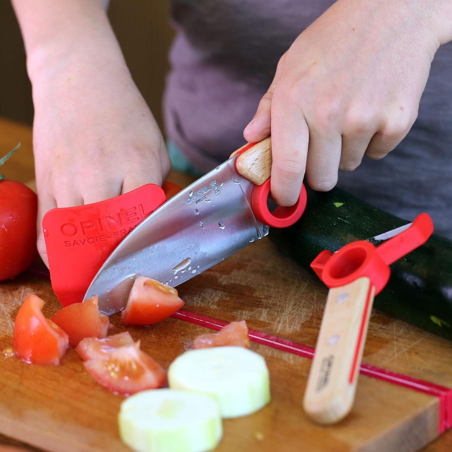 Opinel Le Petit Chef Lot de 3 couteaux de cuisine pour enfant avec manche en bois - Gravure personnelle - Éplucheur - Inoxydable - Protection des doigts - Cadeau (rouge)