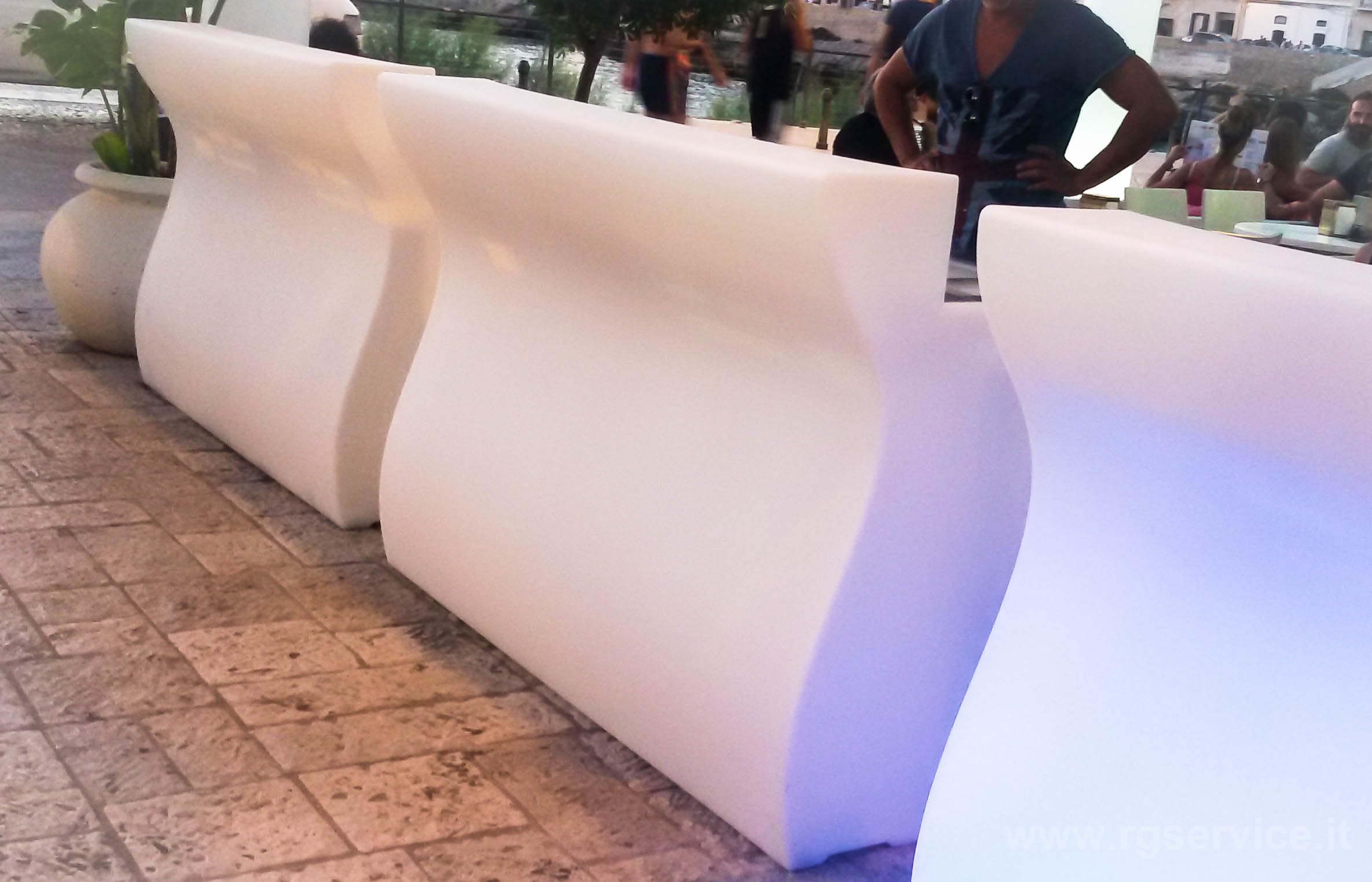 R.G.Service Bancone Reception Desk Bar Bart in Polietilene Luminoso Modulare per esterni ed interni. Accoglienza Brillante, trasforma i tuoi spazi con Il Desk Bar.