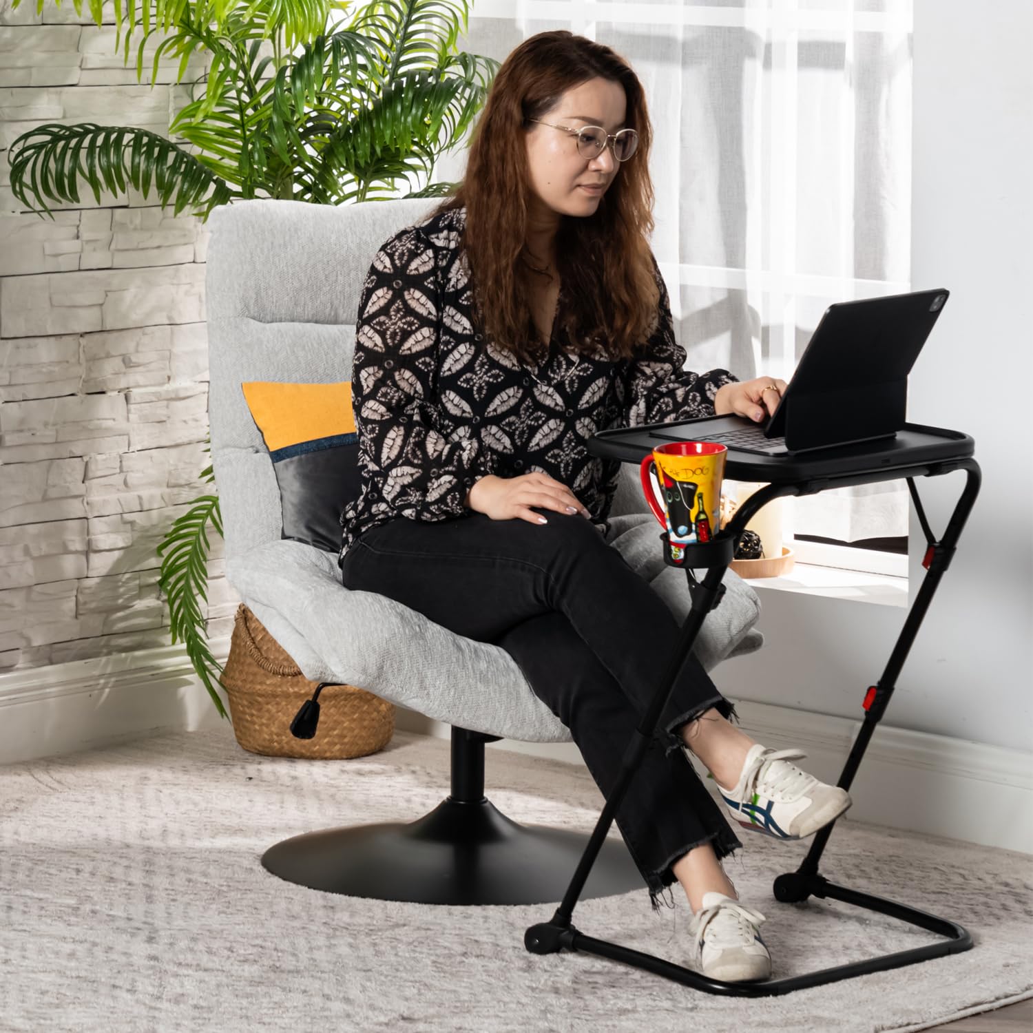 MEUBLE Cosy Mesa Auxiliar Plegable Ajustable, Mesa para Sofá con Tablero Inclinable, Portavasos, Mesa Lateral sin Montaje para Salón, Cama, Sofá y Espacios Pequeños, Negro