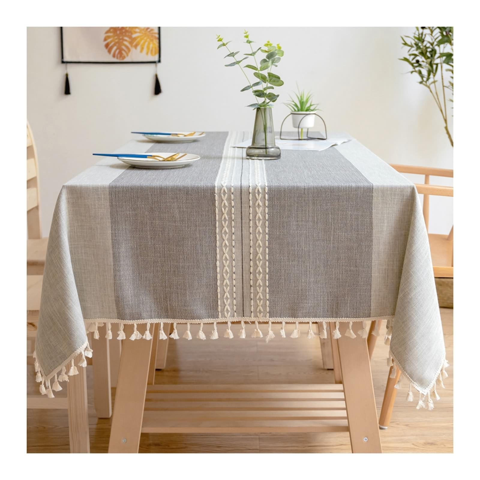 Nappe rectangulaire élégante en mélange Coton-Lin Lavable, à Rayures symétriques et Pompons. Idéale pour cafés, Restaurants, buffets et intérieurs raffinés.
