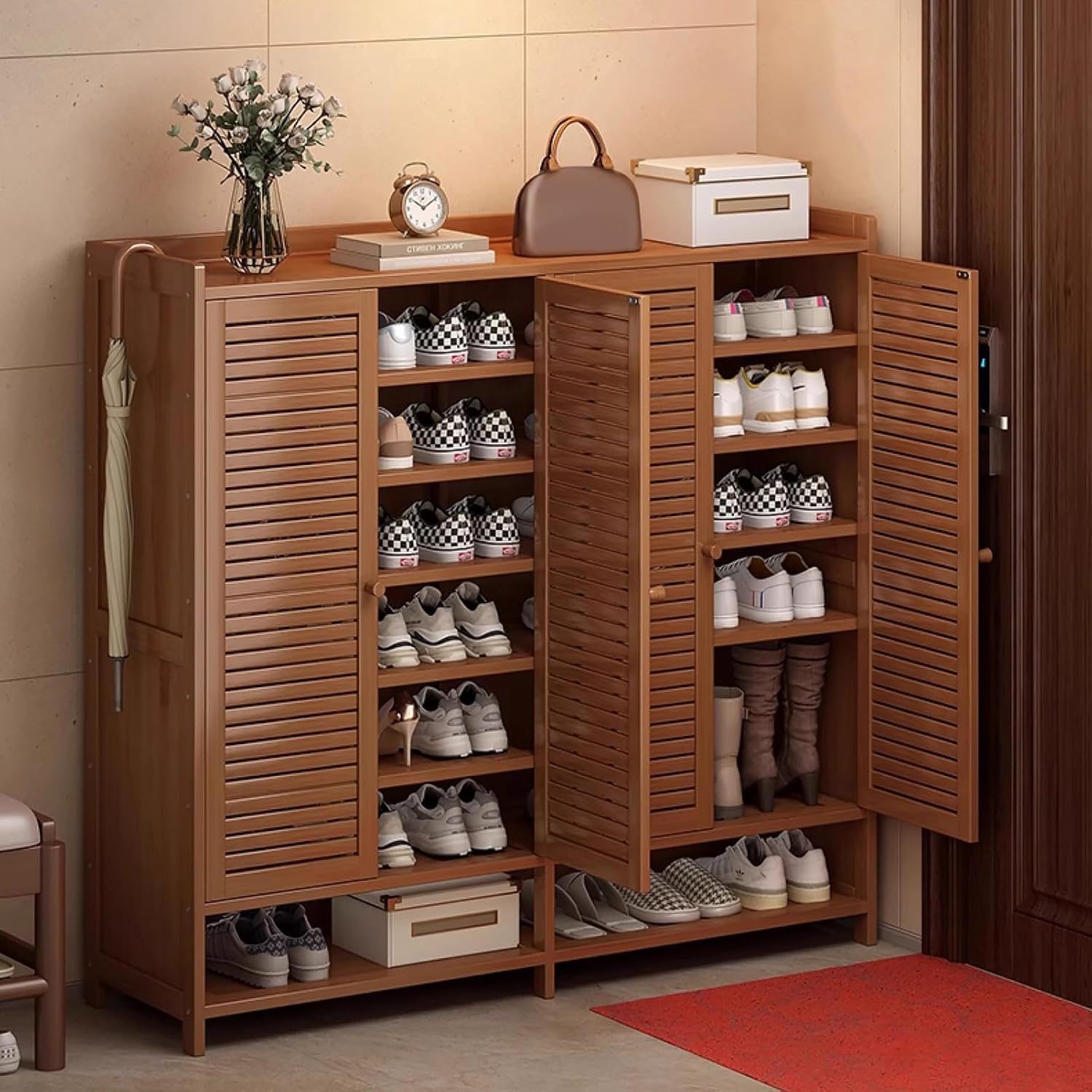 ルーバードア付き8段シューズキャビネット、オープン収納付き細幅シューズオーガナイザーラック、廊下リビングルーム用自立式隠し玄関収納キ