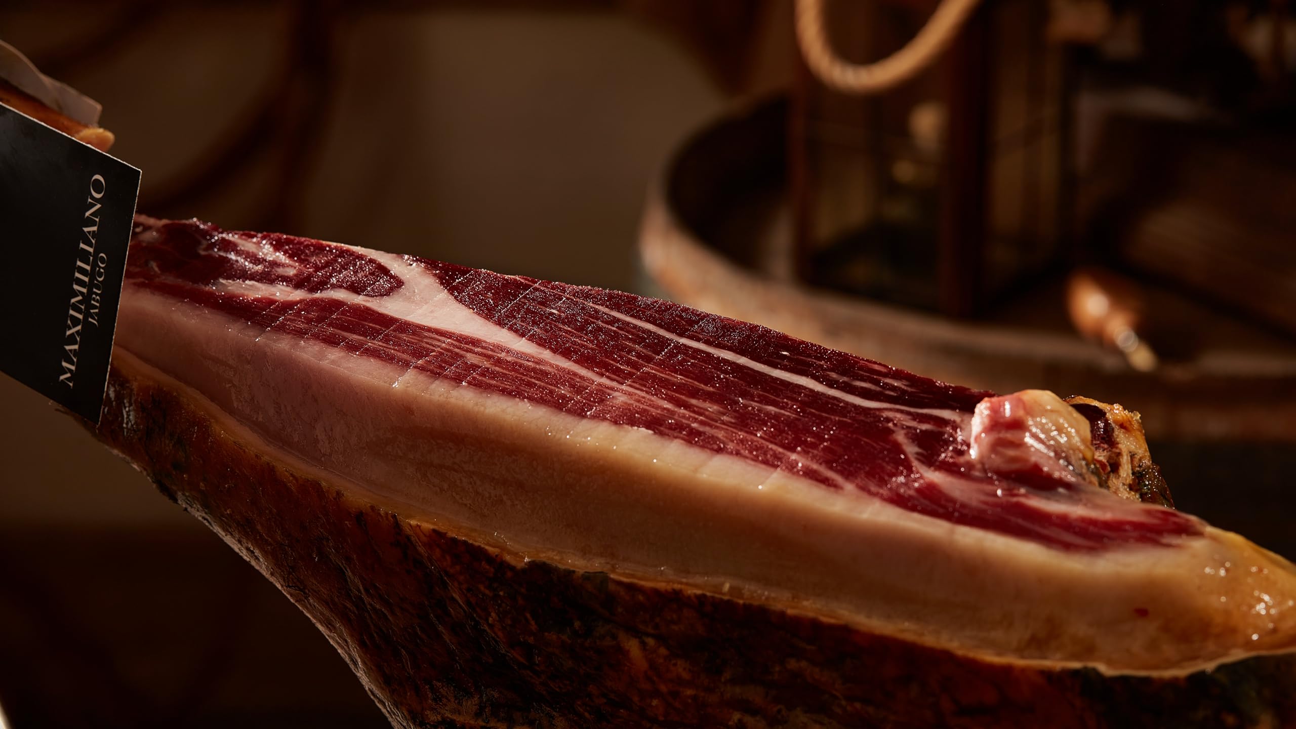 Maximiliano - Jamón Triple Equis - Jamón Curado - Pieza de 8 kg - Equilibrado, Delicado y Sutil - Curación Mayor 36 Meses - Crianza en Libertad - Incluye Tabla Jamonera