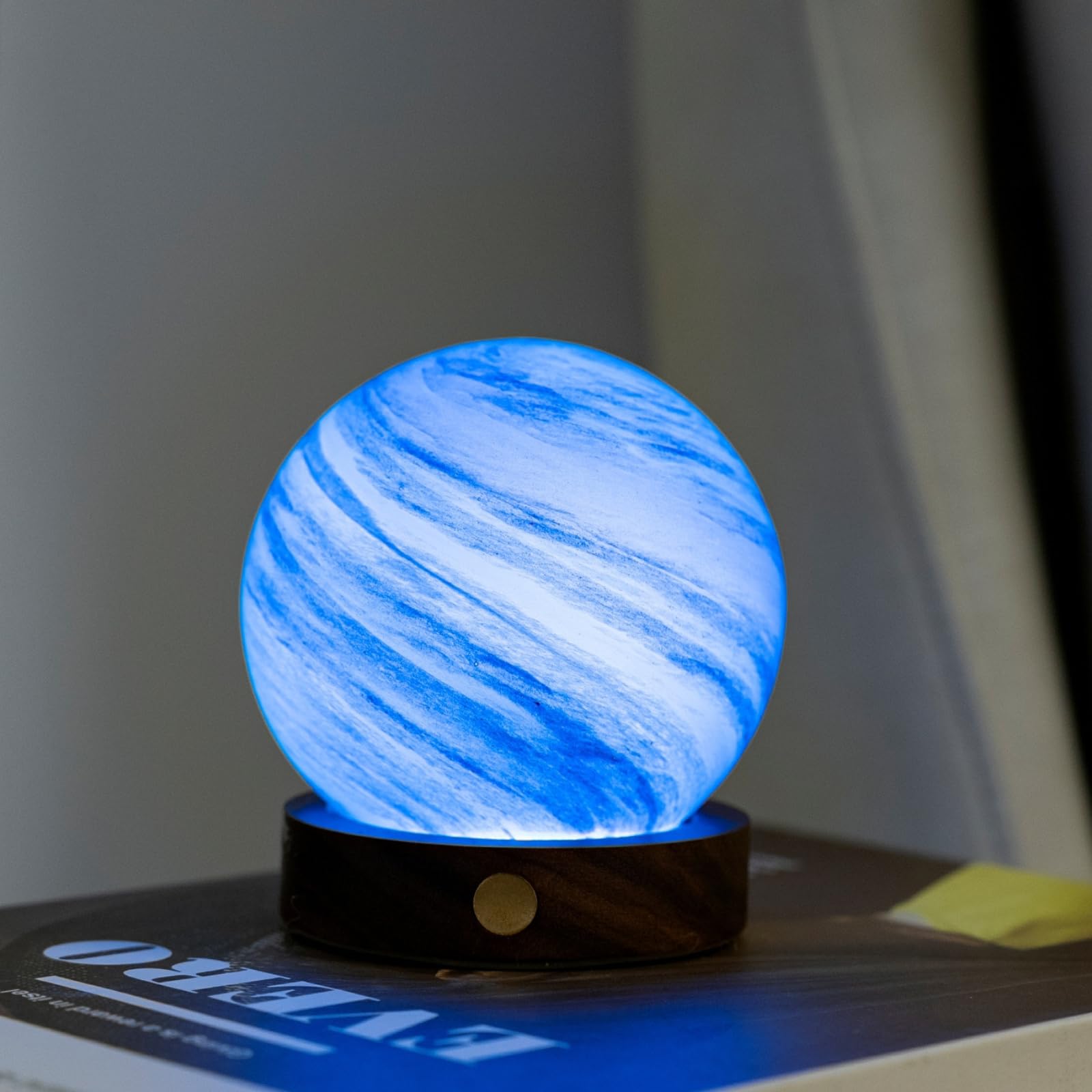 Gingko AstraGlass Lampe Mini Polarwolke Walnussholz und Glas RGB LED Licht Dekoration Beleuchtung Wohnzimmer Art Deco Stil Smart Touch Batteriebetrieben