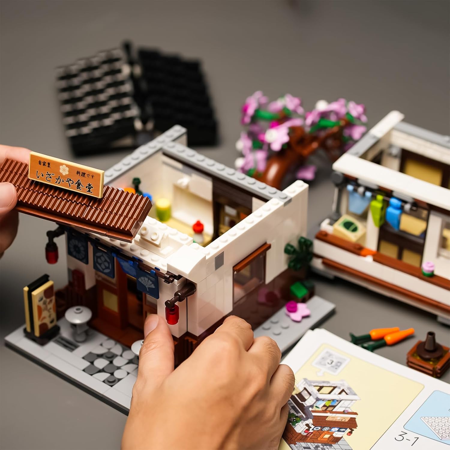 Cherry Blossom House Building Set Compatible with Lego for Adults,Architecture Japanese Sakura Tree House Building Kit for Boys and Girls Age 8-12 UP 952 PCS