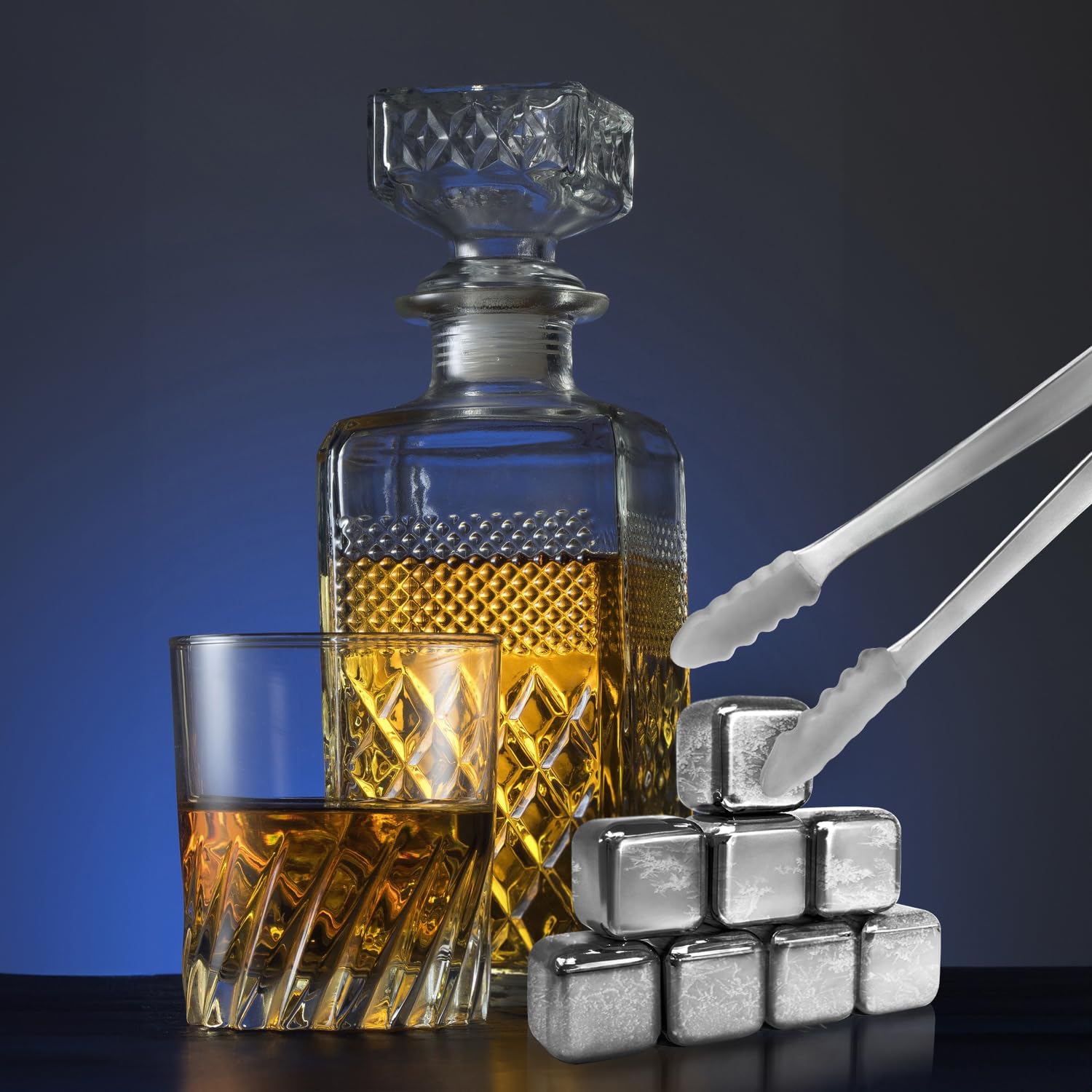 COM-FOUR® Juego de Regalo de Piedras para Whisky - 8X Cubitos de Hielo de Acero Inoxidable (2,7 cm) con Pinzas y Bolsa de Acero Inoxidable (08 Piezas con Caja de Regalo)