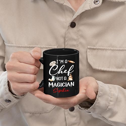 Vista 49 de Taza de café negra personalizada con nombre «A Truly Great Chef Is Hard To Find con nombre», taza de café personalizada para gran chef de 11 onzas