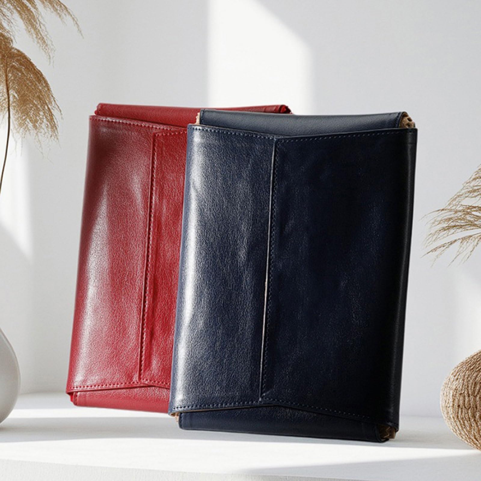 Pochette à bijoux rectangulaire en cuir, doublée de daim, idéale for ranger bijoux de soirée, perles et chaînes. Emballage cadeau
