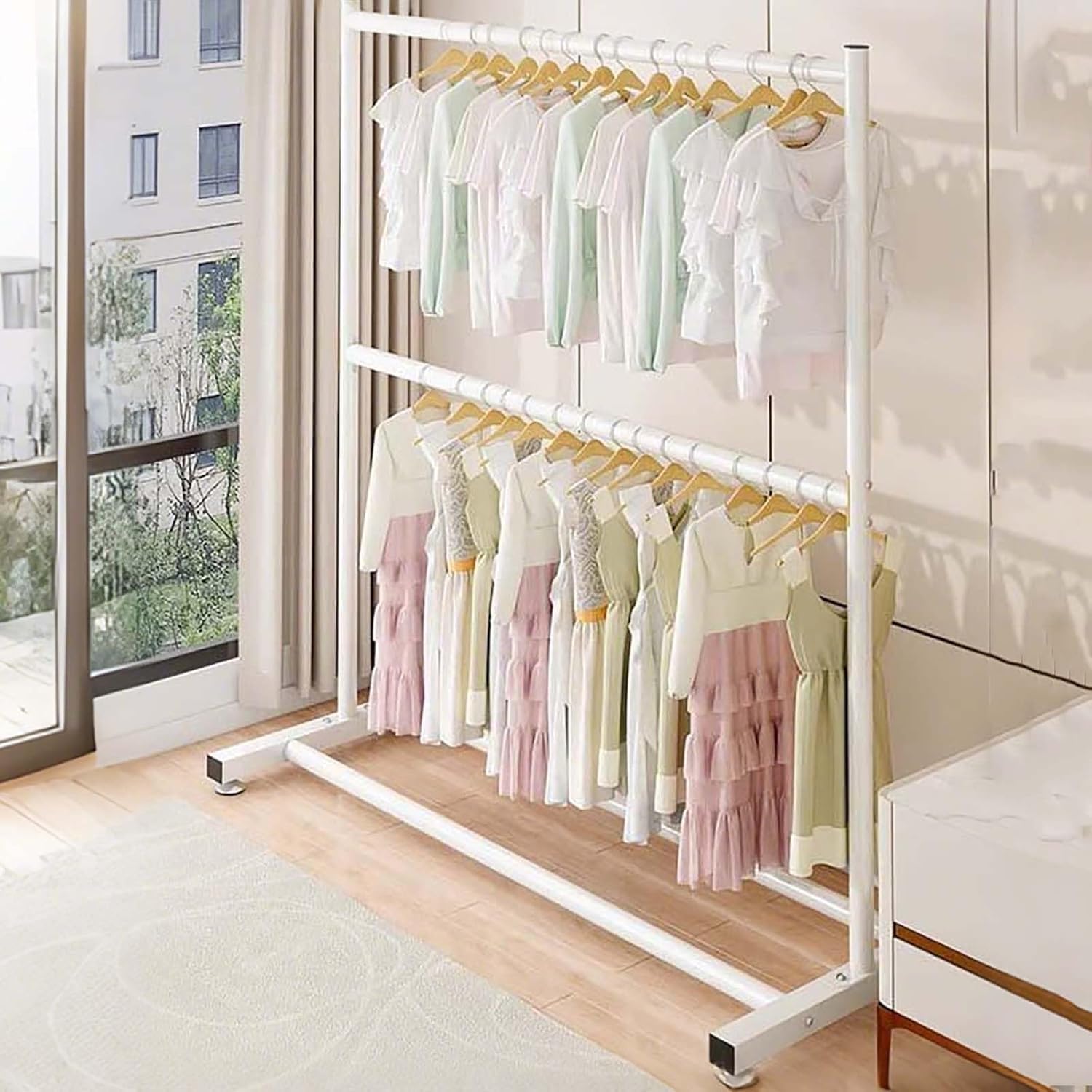 Porte-vêtements robuste en métal avec double tringle et étagère de rangement