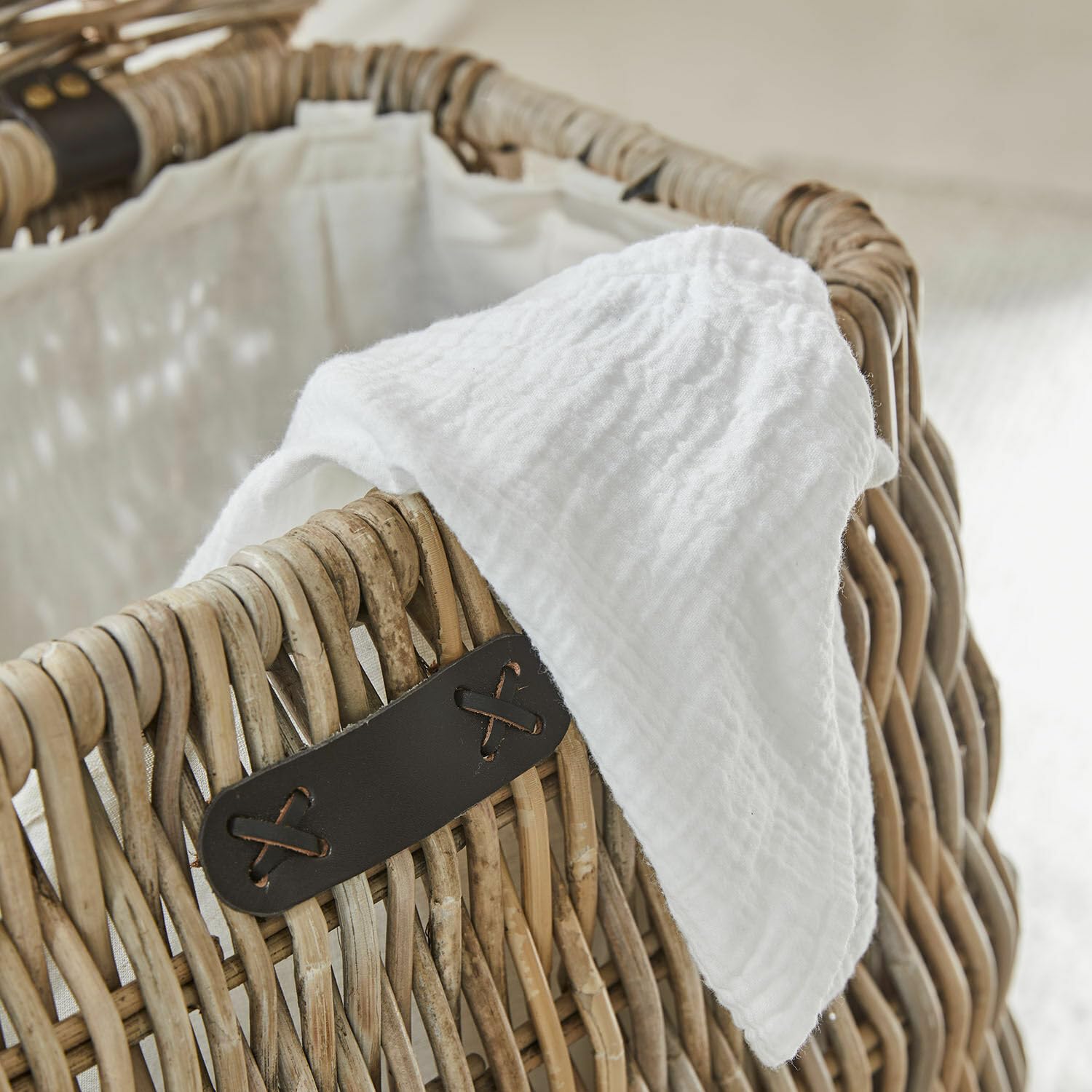 Loberon Wäschekorb Solinette, inkl. Waschbarem Stoffeinsatz, Natürliches Design, Ordnungshelfer, Aufbewahrung, Rattan, Rindsleder, Polyester, braun/Creme