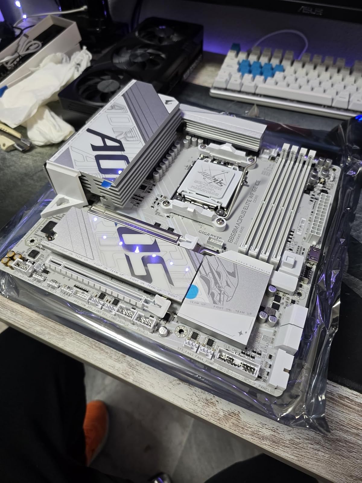Placa Mãe Gigabyte B850M AORUS ELITE ICE WIFI6E (AM5/4xDDR5/HDMI/DP/M.2/USB 3.2) Placa Mãe Gigabyte B850M AORUS ELITE ICE WIFI6E (AM5/4xDDR5/HDMI/DP/M.2/USB 3.2)
