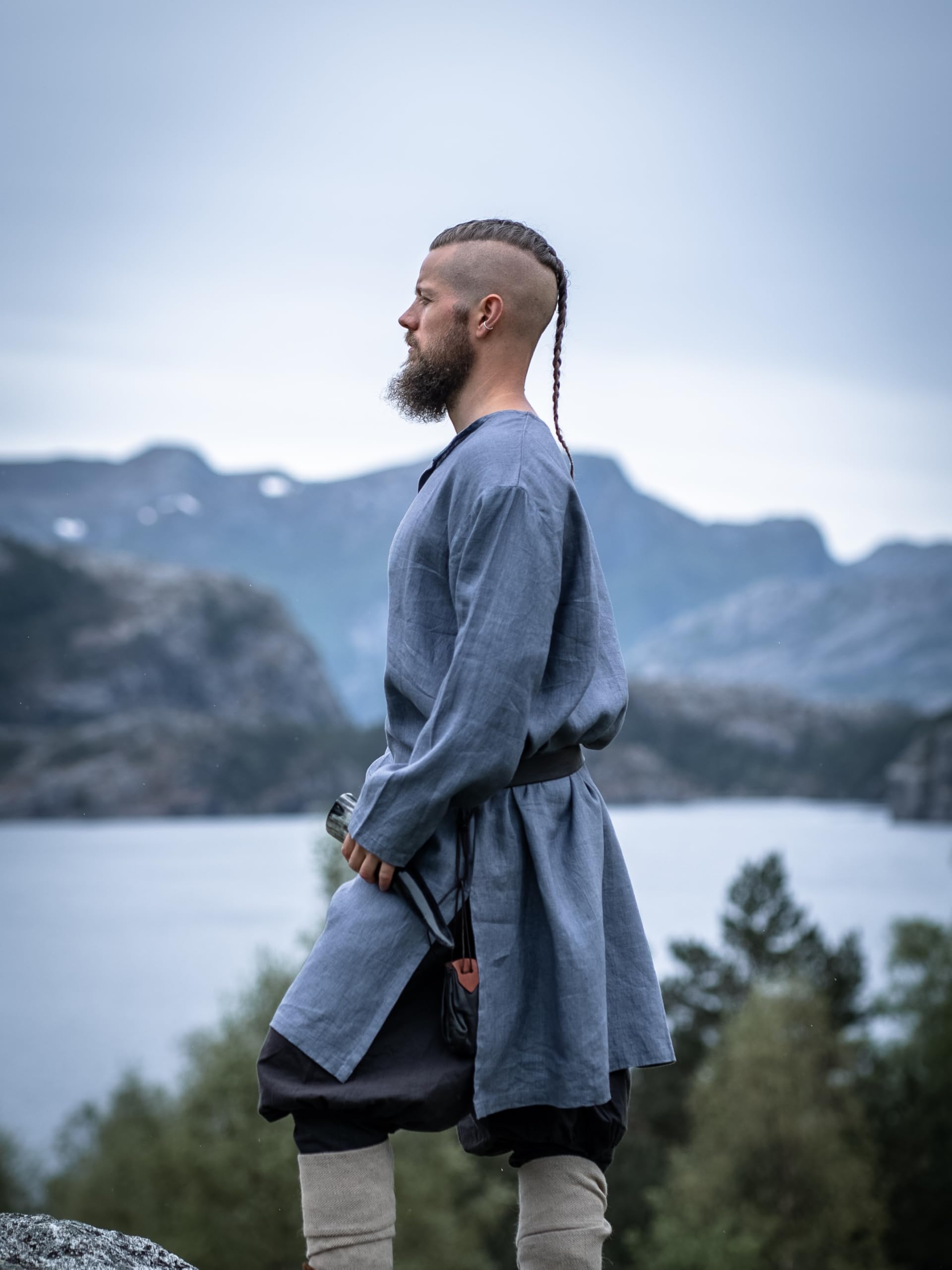 Leonardo Carbone® Túnica vikinga Halvar – Ropa medieval para hombre, camisa de lino para hombre, camisas informales de manga larga, disfraz de carnaval, túnica vikinga, ropa LARP – 100% lino