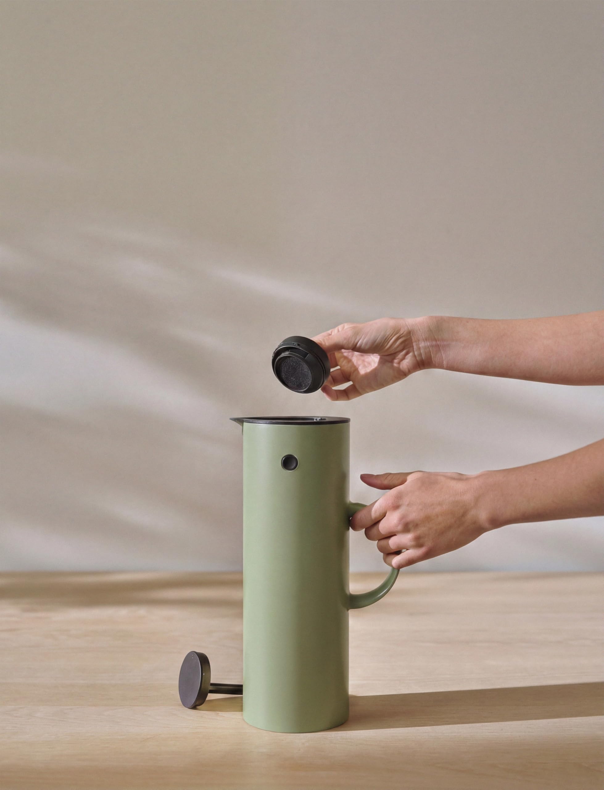 Stelton EM77 Isolierkanne 1 Liter, Kippverschluss & Schraubdeckel, Warmhaltekanne für Kaffee & Tee, austauschbare Teile, Made in Denmark