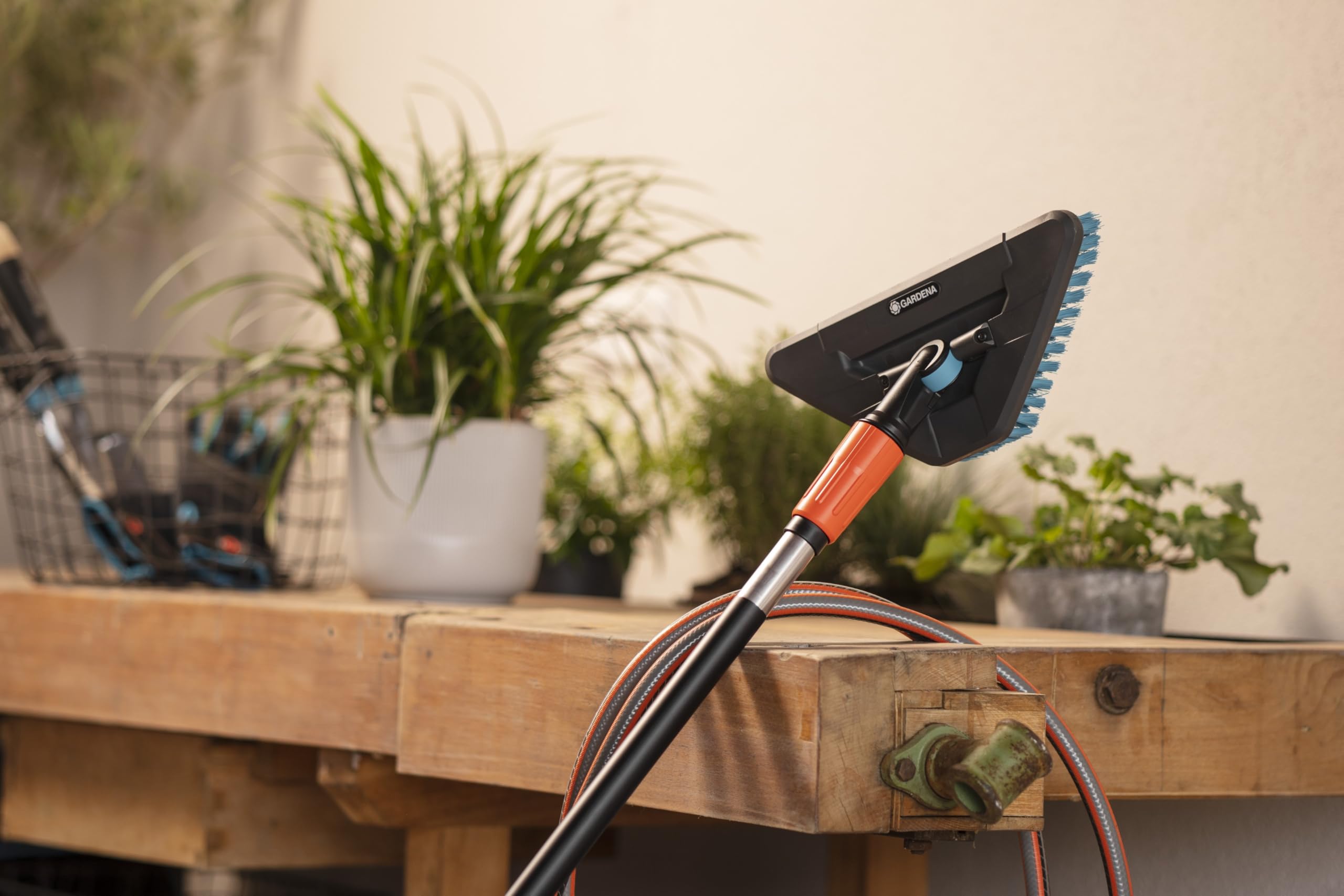 Gardena Trzonek Cleansystem S: Trzonek czyszczący z przepływem wody, 90 cm, aluminium, płynna regulacja przepływu, do większych powierzchni, Original Gardena System (18800-20)