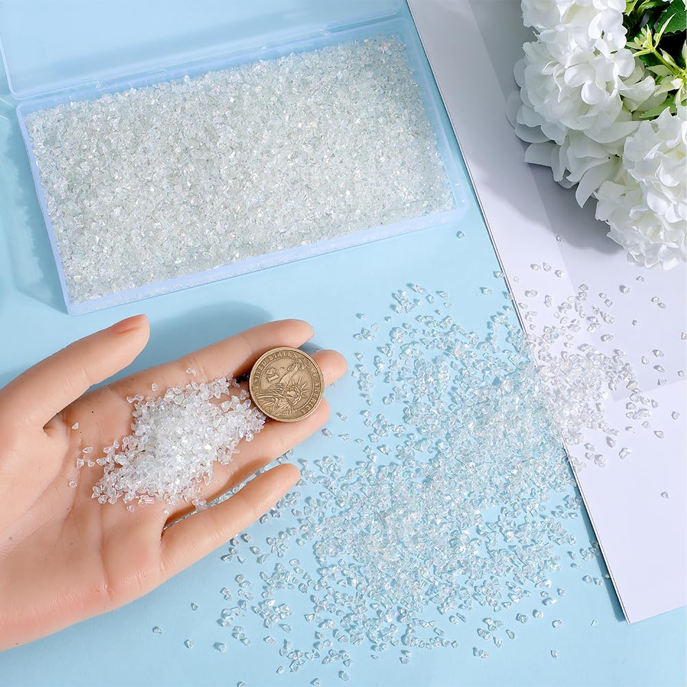 Gebroken Glas Van Een Autoraam Dat Met Een Zwarte Handschoen Wordt Bewogen En Op Witte Schilderdekzeil Overgegoten Dag Verzameld Image179909265