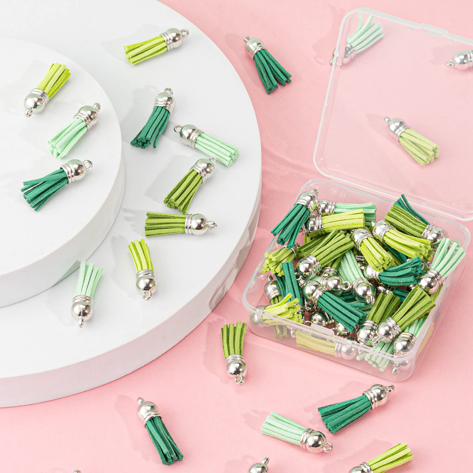 BEEFLYING 60pcs Verde Finta Pelle Scamosciata Nappa Decorazioni Ciondolo Mini ciondoli retrò per bracciali Fai da Te collane Orecchini Portachiavi creazione di Gioielli Accessori Artigianali