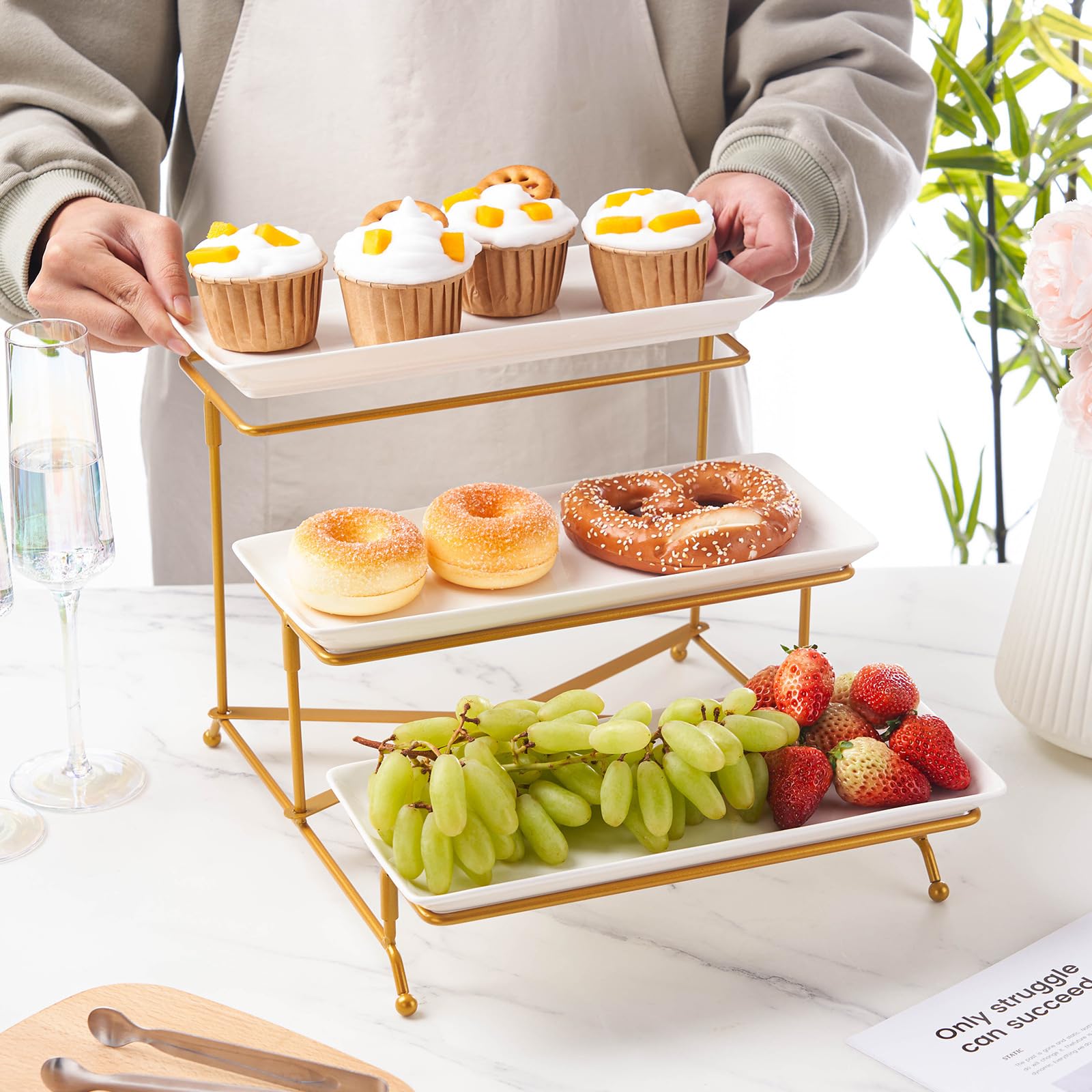 Alzata per torte a 3 livelli per tavolo da dessert con vassoio da portata in ceramica, set di espositori bianchi per feste a buffet