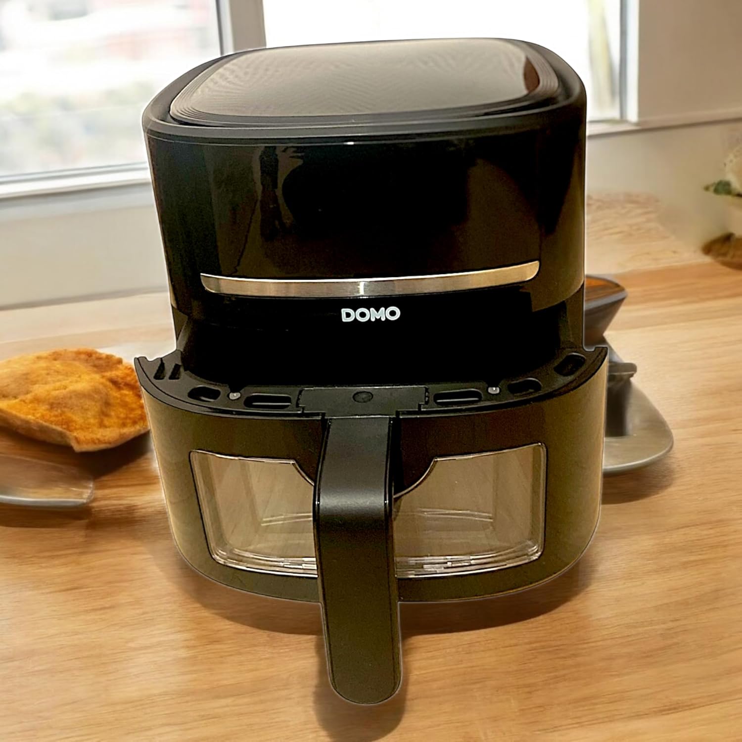 DOMO DO1122FR Air Fryer cooking chicken