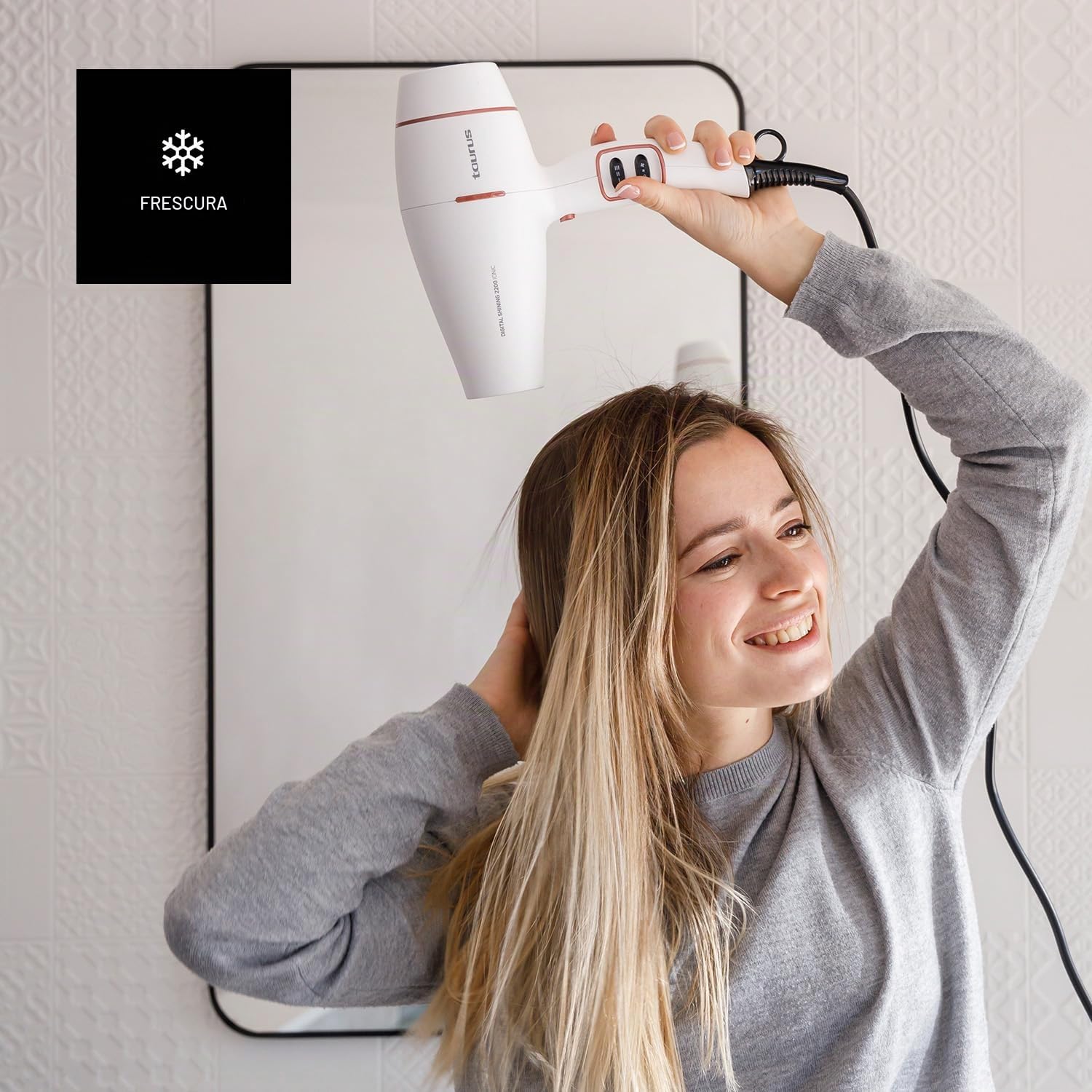 Taurus Secador de Pelo Digital Shining 2200 Ionic, 2200W | Iónico, Cabello Sin Encrespamiento | 3 temperaturas, 2 velocidades | 3 accesorios incluidos | Gancho para colgar | Golpe de Aire Frío Blanco