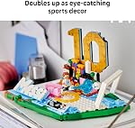 LEGO Editions Lionel Messi – Moments Forts du Football - Ensemble de Construction pour Garçons & Filles, 10 ans et plus - Cadeau de Football de Collection avec Plaque - Décor de Chambre d'Enfants ou Étagère - 43011