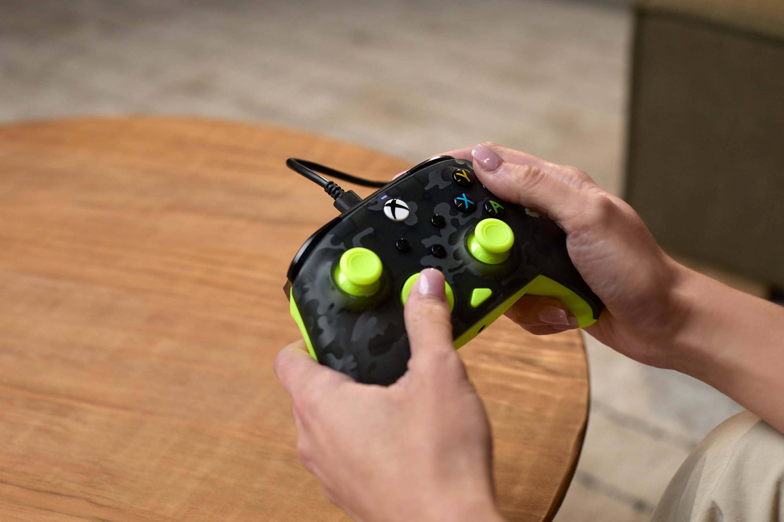 Turtle Beach Rematch Core Ghost Camo noir/jaune - Manette de jeu filaire - Licence Xbox Series XS, Xbox One et PC - touches audio, moteurs de vibration et gâchettes d'impulsion, câble de 3 m
