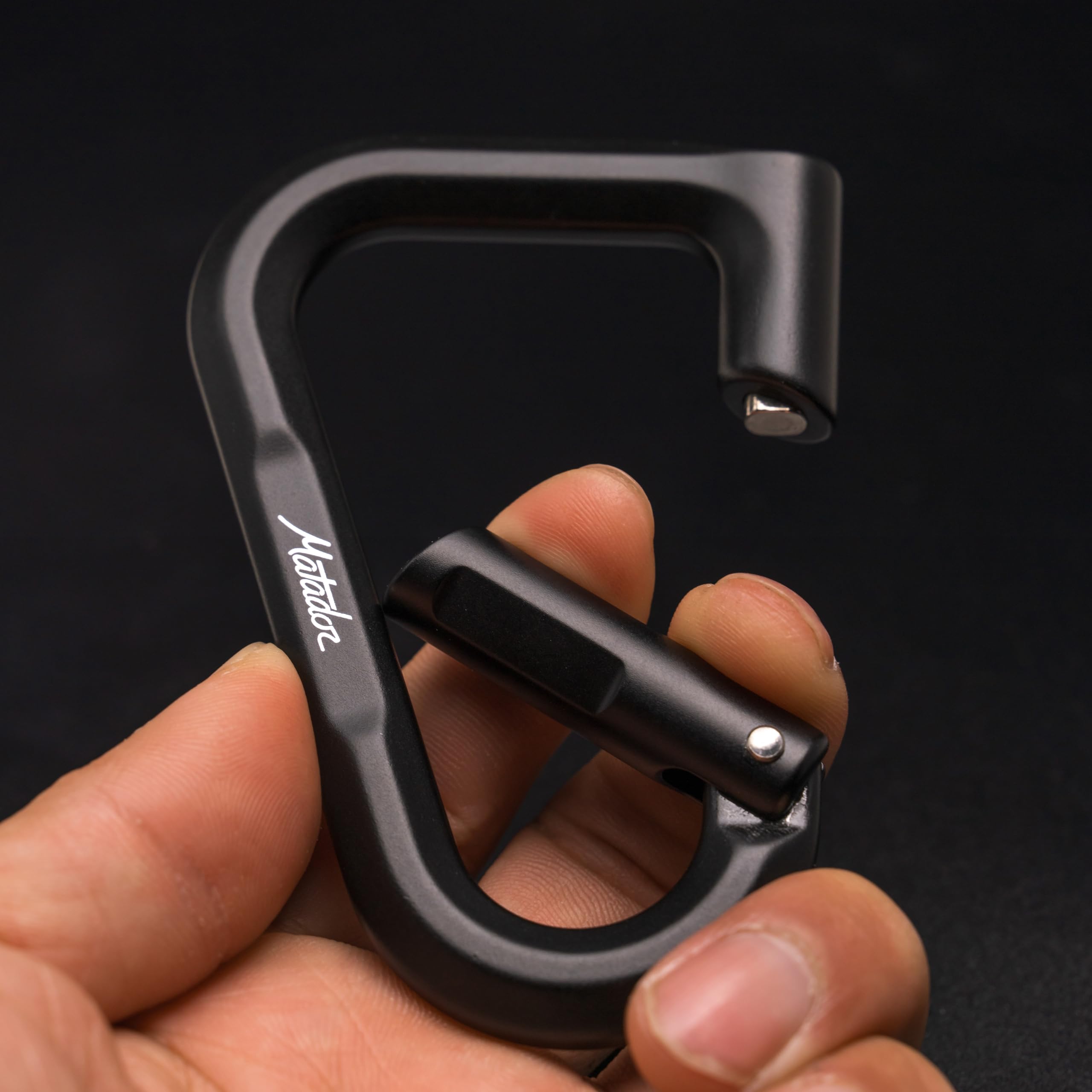 Matador BetaLock – Moschettone di bloccaggio e lucchetto da viaggio 2 in 1; lucchetto TSA per bagagli e viaggi; moschettone resistente con chiavi incluse, ideale per EDC, zaino in spalla,