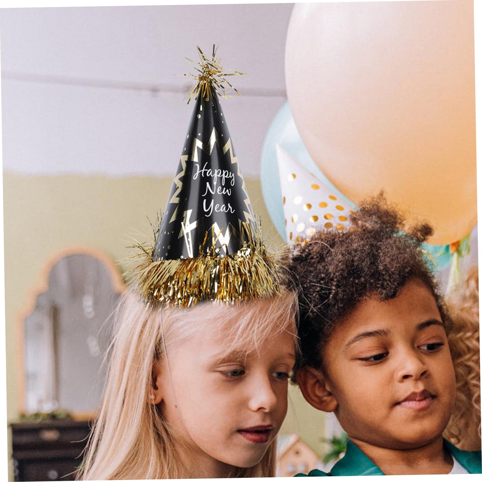 Neujahrs-partyset mit Silvesterhüten Kegelhüten Perlenketten und Haarreifen in Schwarz-gold für Festliche Dekoration und Kleine Geschenke zum Jahreswechsel