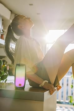 JBL Pulse 4 سماعة بلوتوث محمولة للماء مع عرض ضوئي - أسود