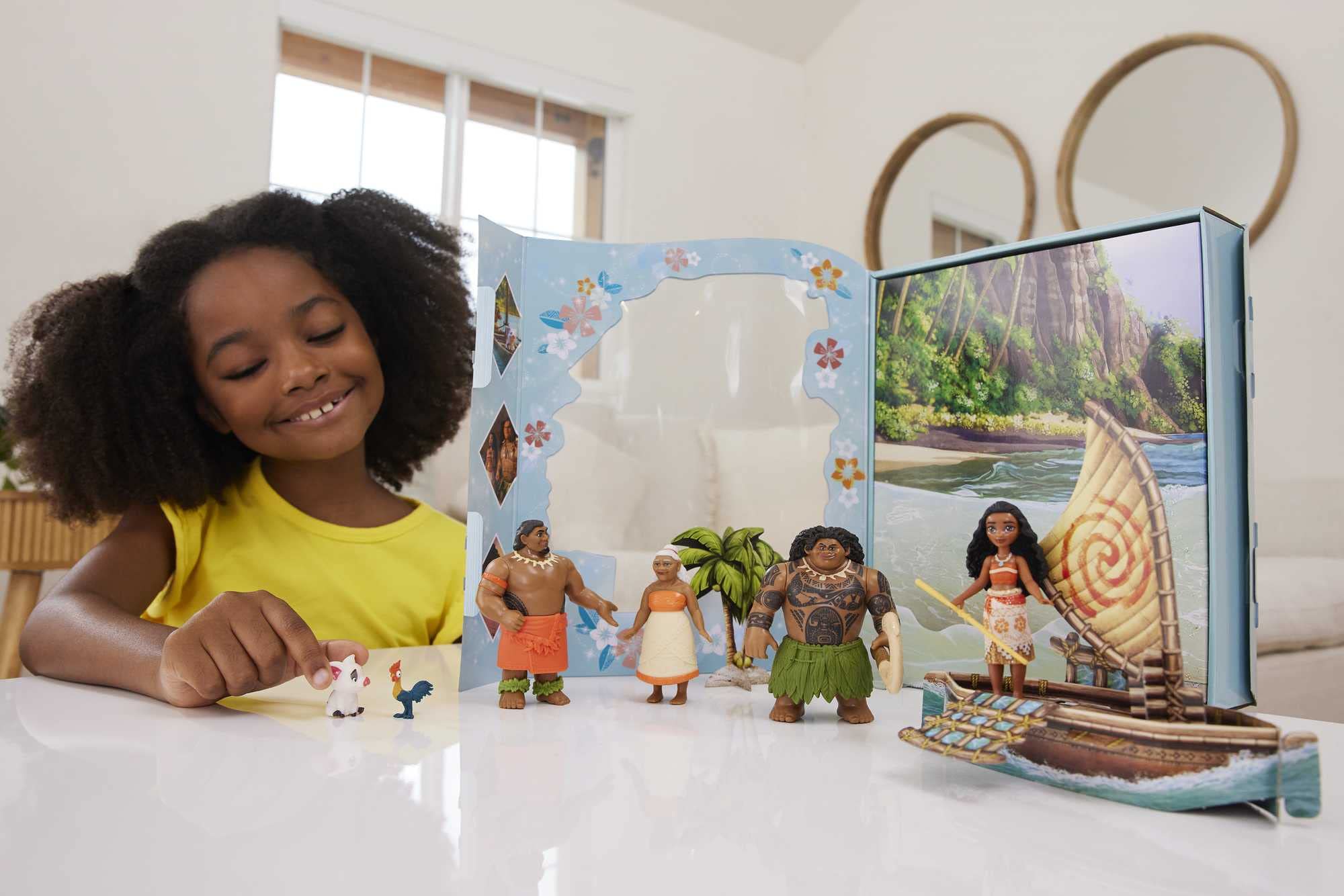 Mattel Księżniczka Disneya Vaiana Klasyczny zestaw książka z 6 najważniejszymi bohaterami, małe lalki, figurki i akcesoria inspirowane filmem Disneya, prezenty dla dzieci HPG71