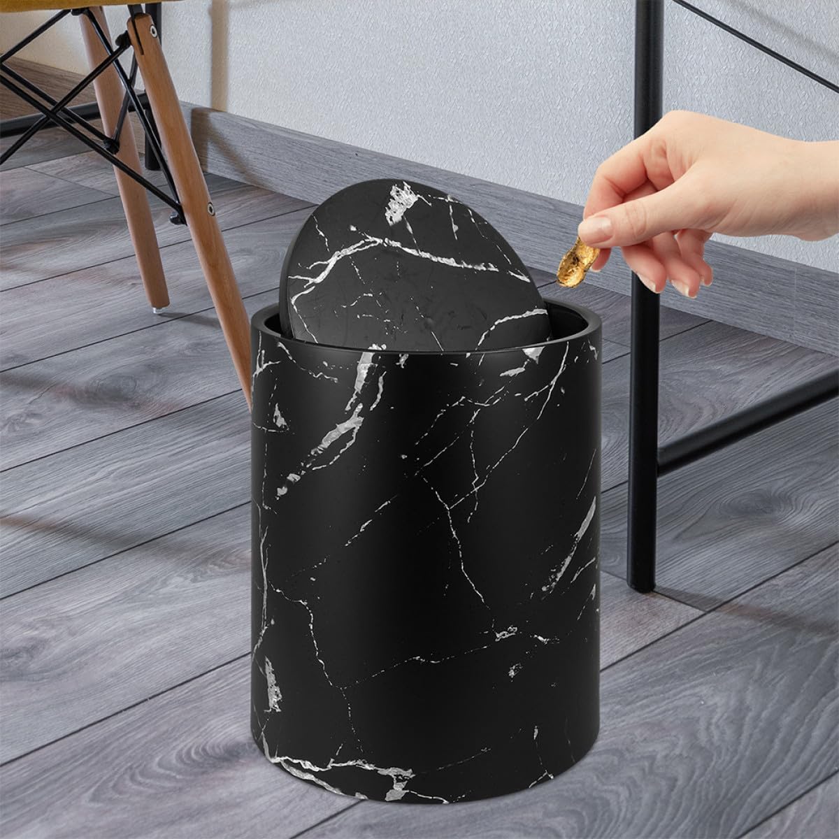 Contenitore per Rifiuti Marmorizzato in Pp da 15l Texture Effetto Marmo Nero, Cestino per Carta Igienica Bagno Moderno e Funzionale per Casa e Ufficio