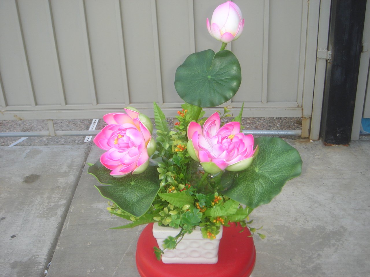 Plastic Artificial Lotus Flower with White Square Procelain Pot