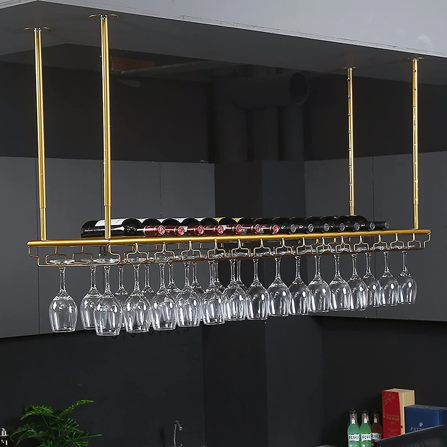 Support mural doré et casier à vin de plafond pour sublimer votre bar ou café