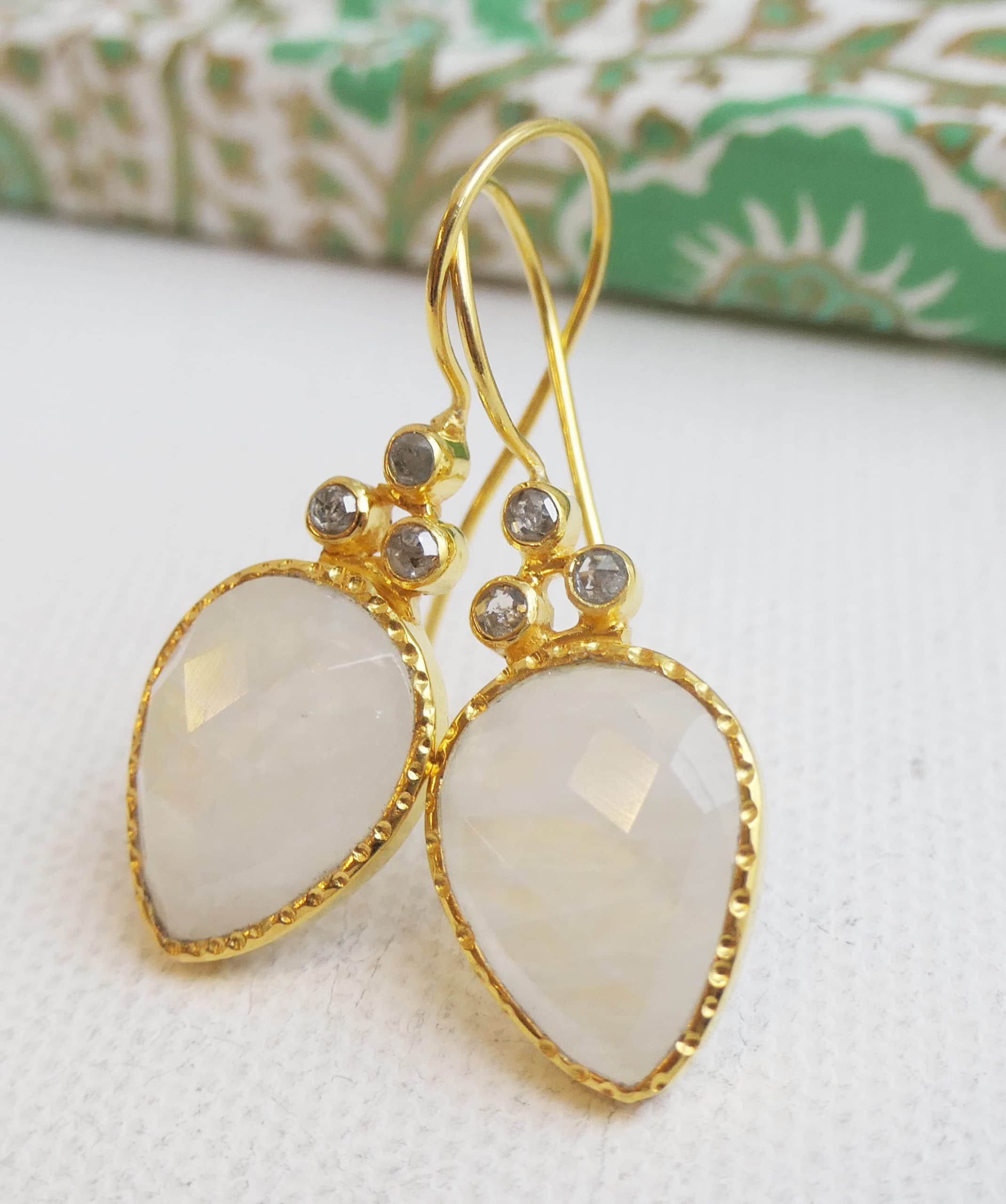 Pendientes de plata de ley con piedra de luna y diamantes chapados en oro