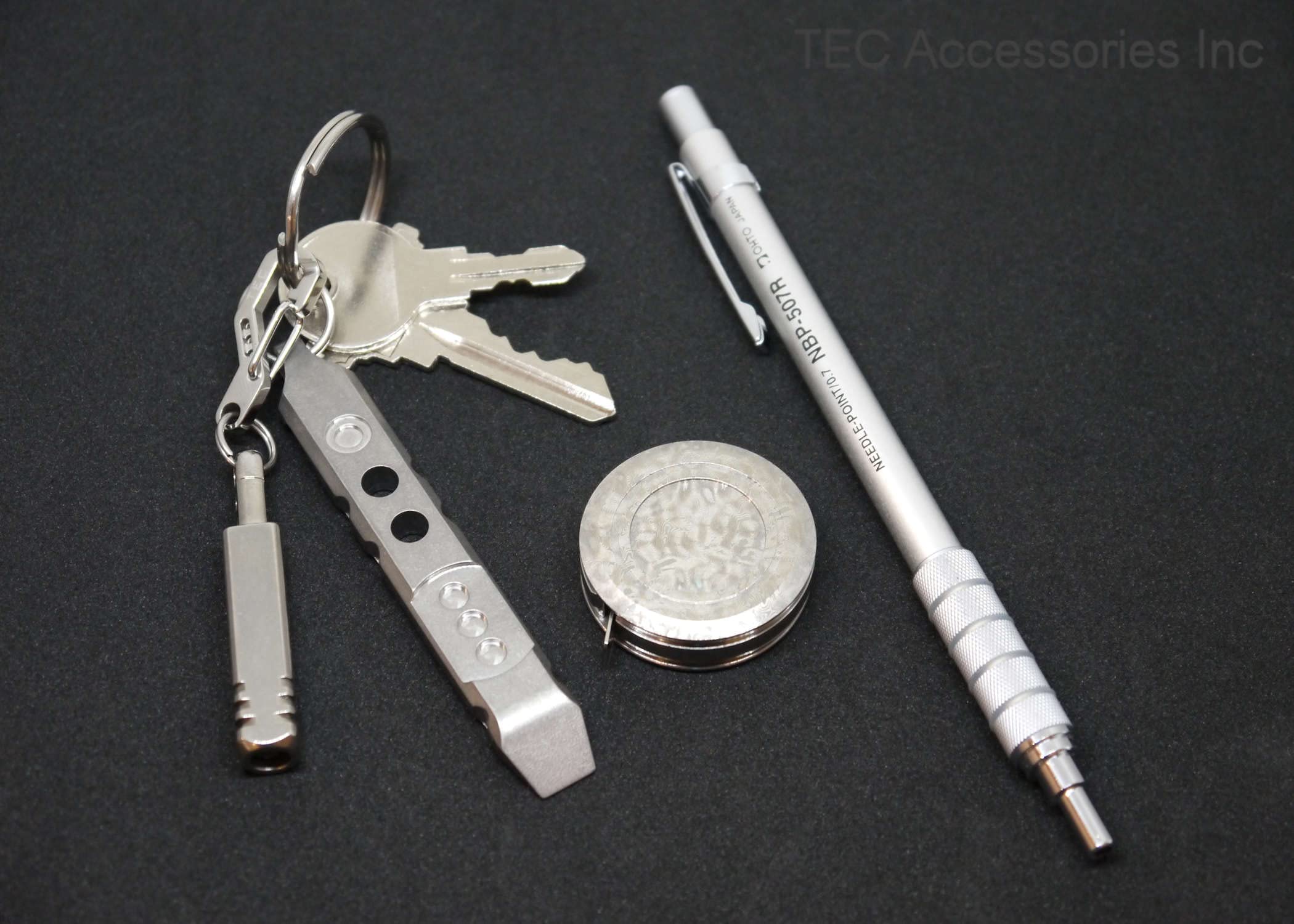 TEC Accessories Ti-Tape - Cinta métrica retráctil de titanio, edición especial, color escarcha blanca, cinta reemplazable por el usuario, tamaño de bolsillo, imperial y métrico, clip para llavero,
