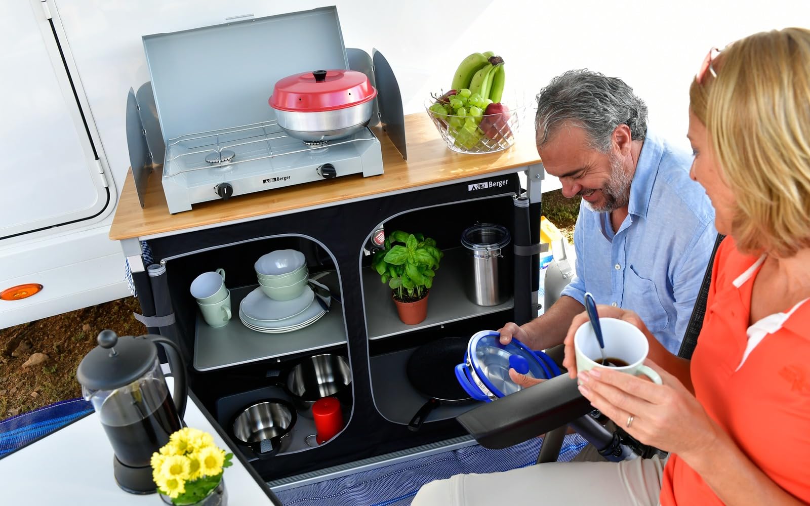 Küchenbox Deluxe für Camping – Faltbar mit 4 Staufächern, spritzwassergeschützte Bambus-Arbeitsplatte, Tragetasche, Outdoor Campingschrank, mobile Kochstation für Camping und Outdoor-Aktivitäten